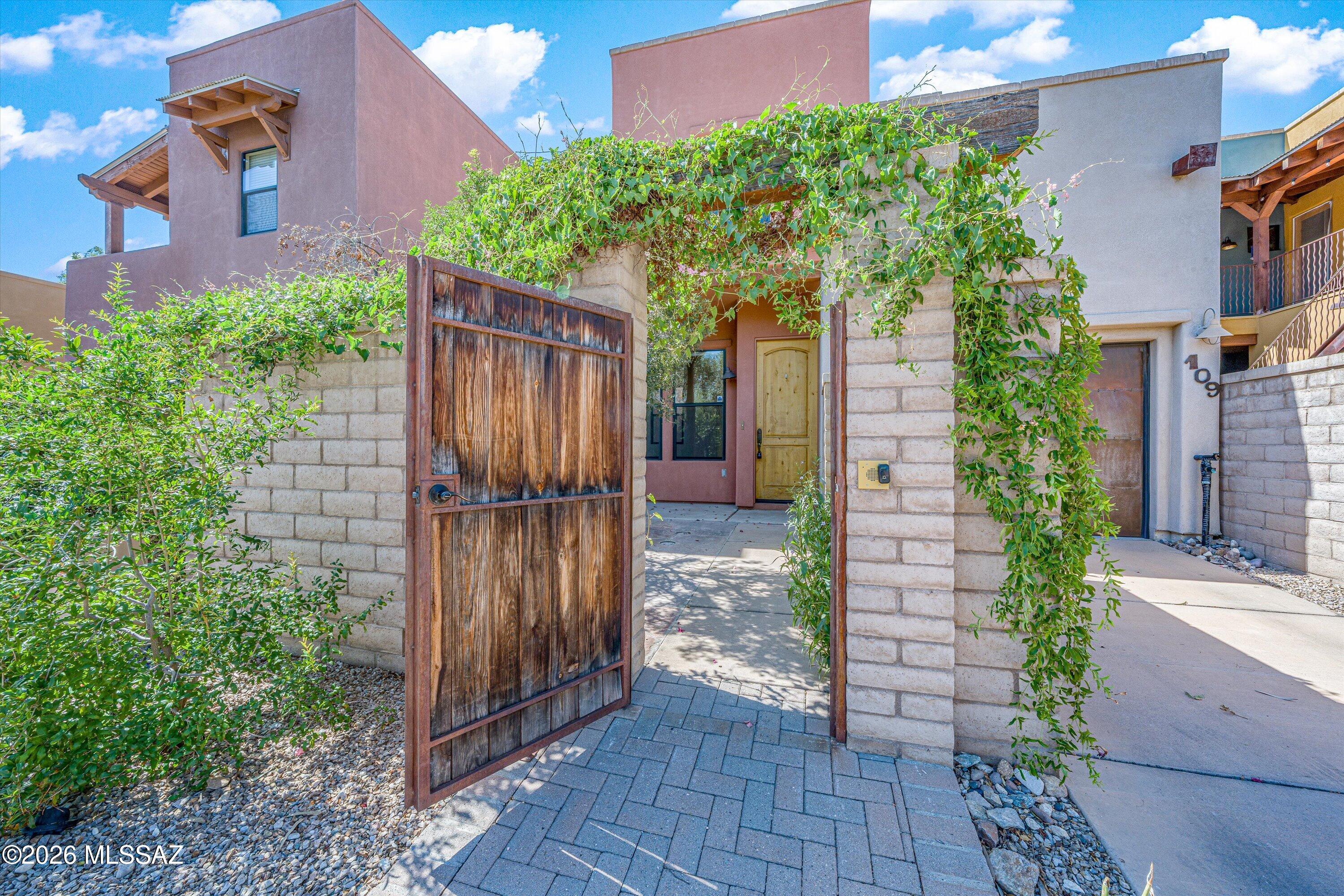 109 E Castlefield Circle — photo