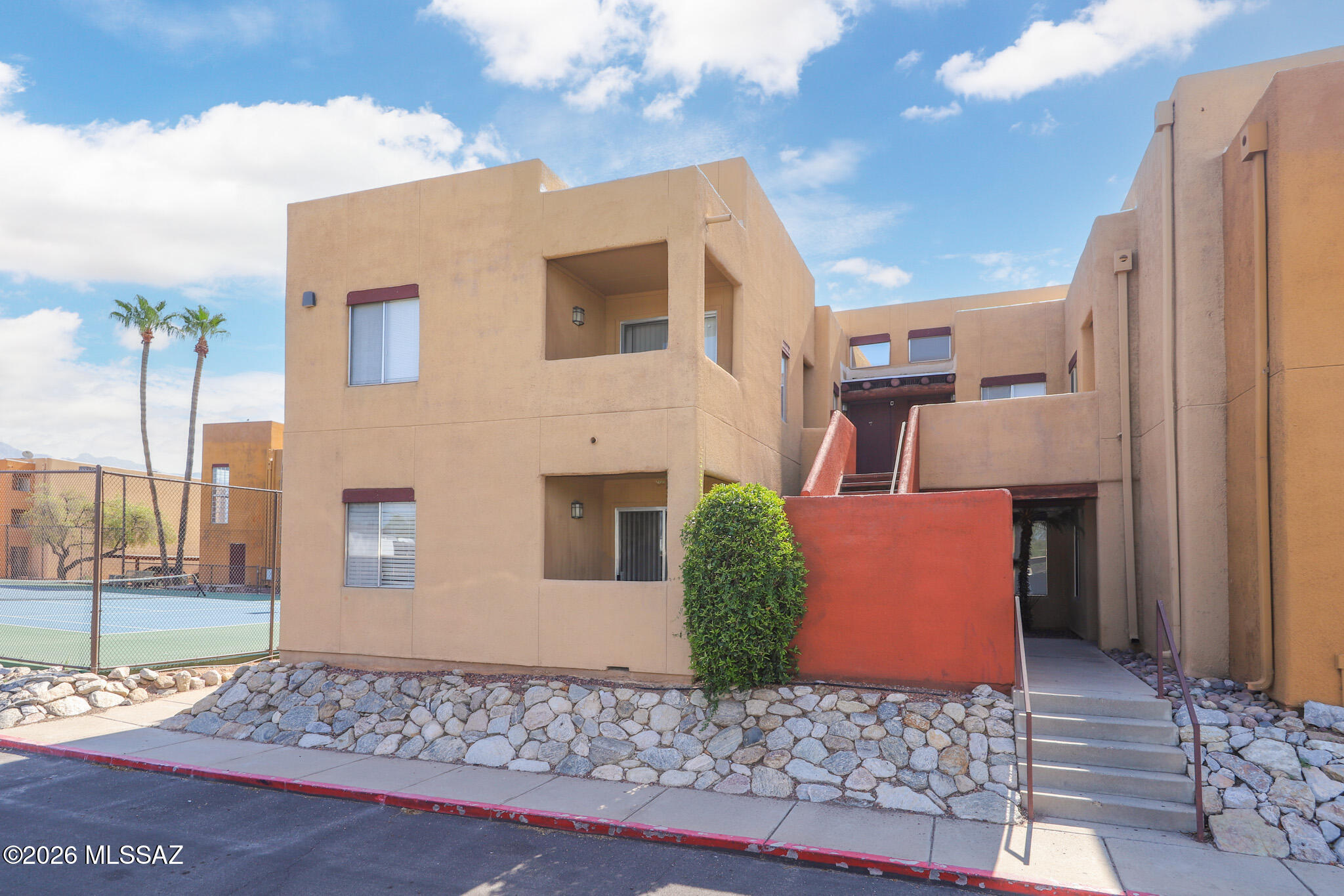 1810 E Blacklidge Drive 811 — photo
