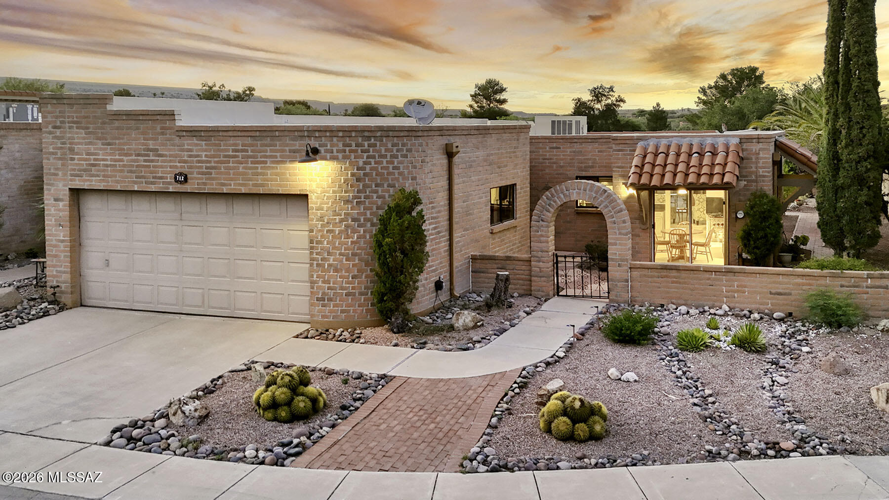 712 W Desert Hills Drive — photo