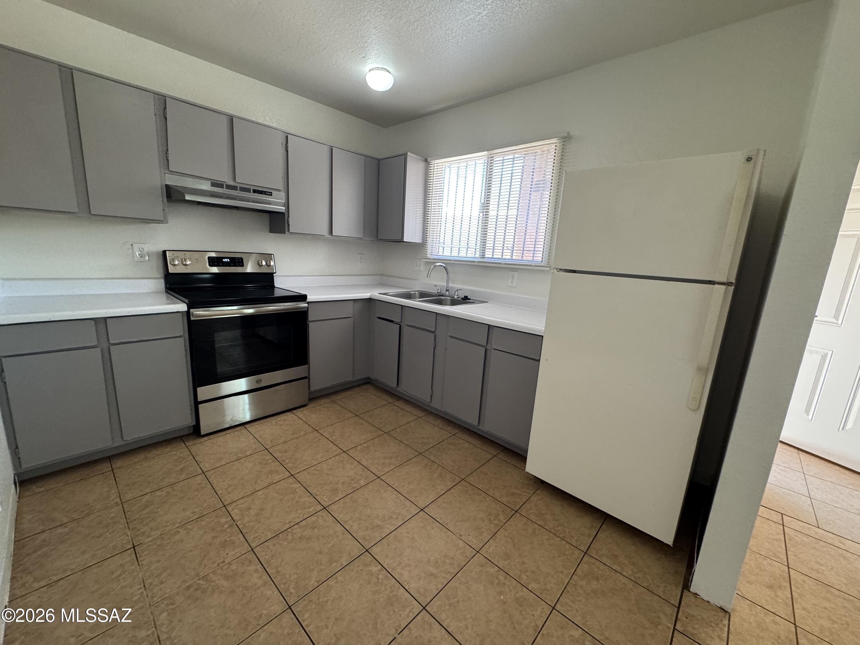 3313 E Blacklidge Drive — photo