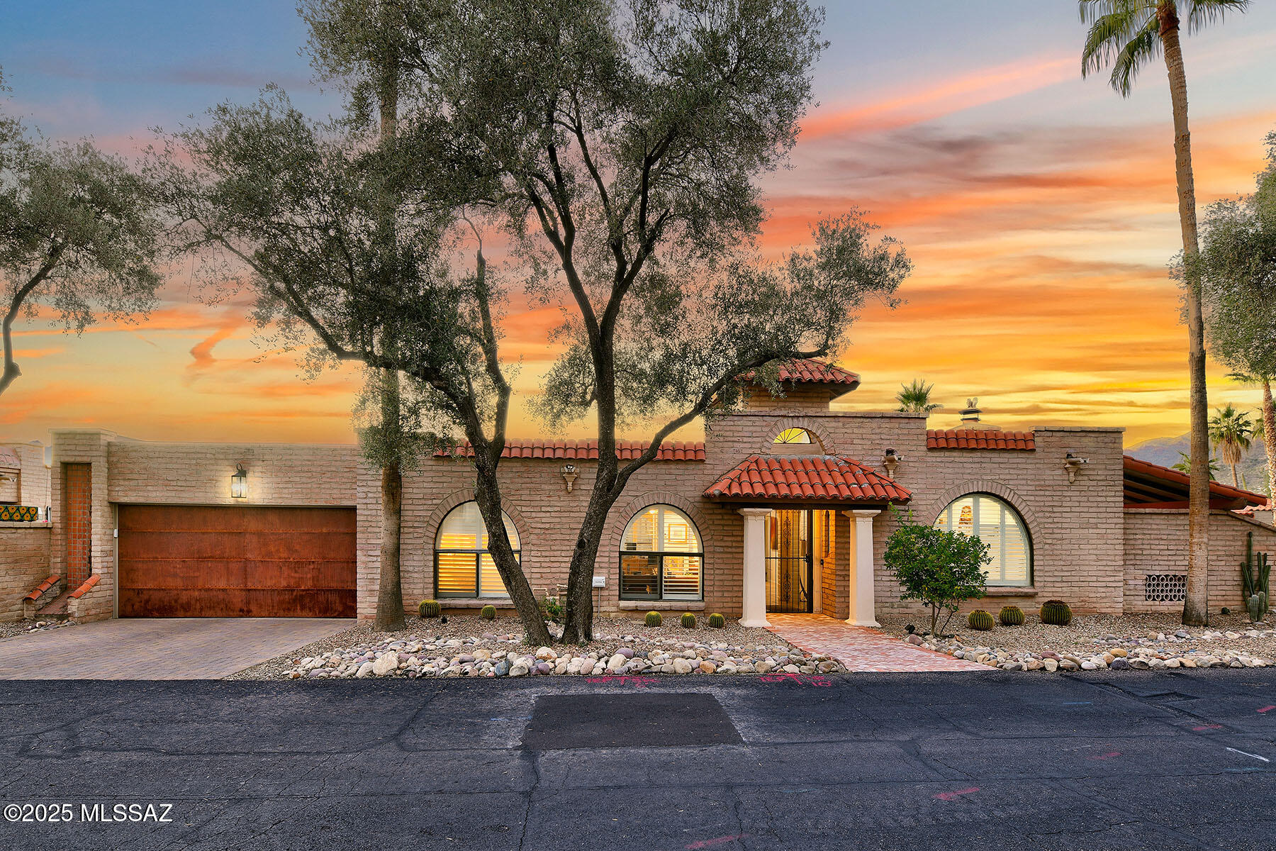 6513 N Green Briar Drive — photo