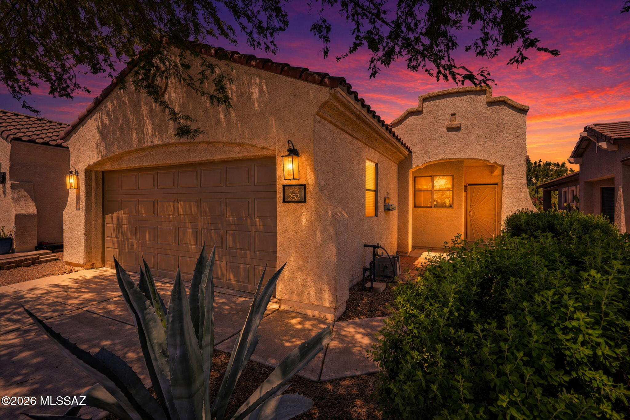 252 W Calle Media Luz — photo
