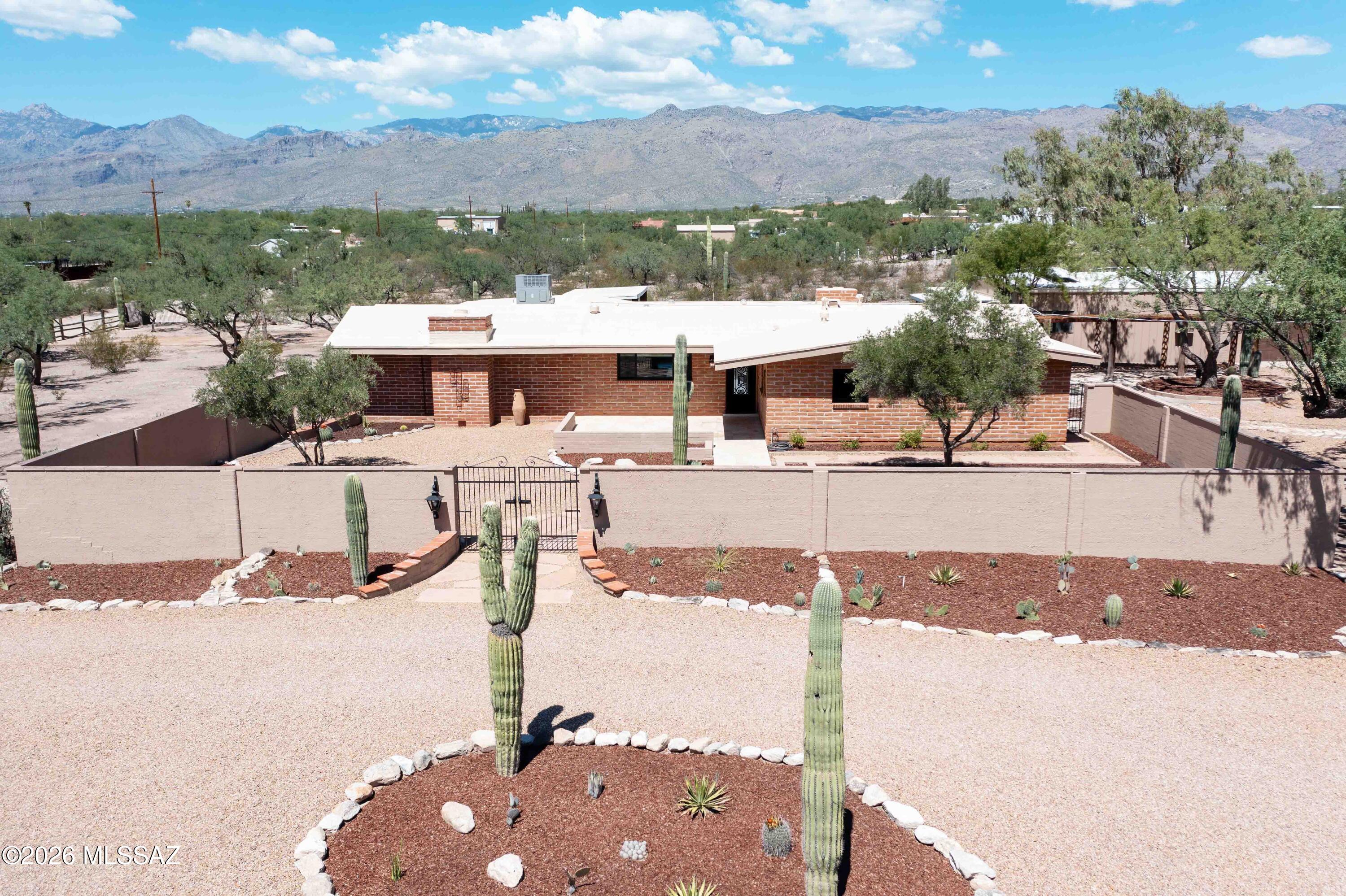 11525 E Tanque Verde Road — photo