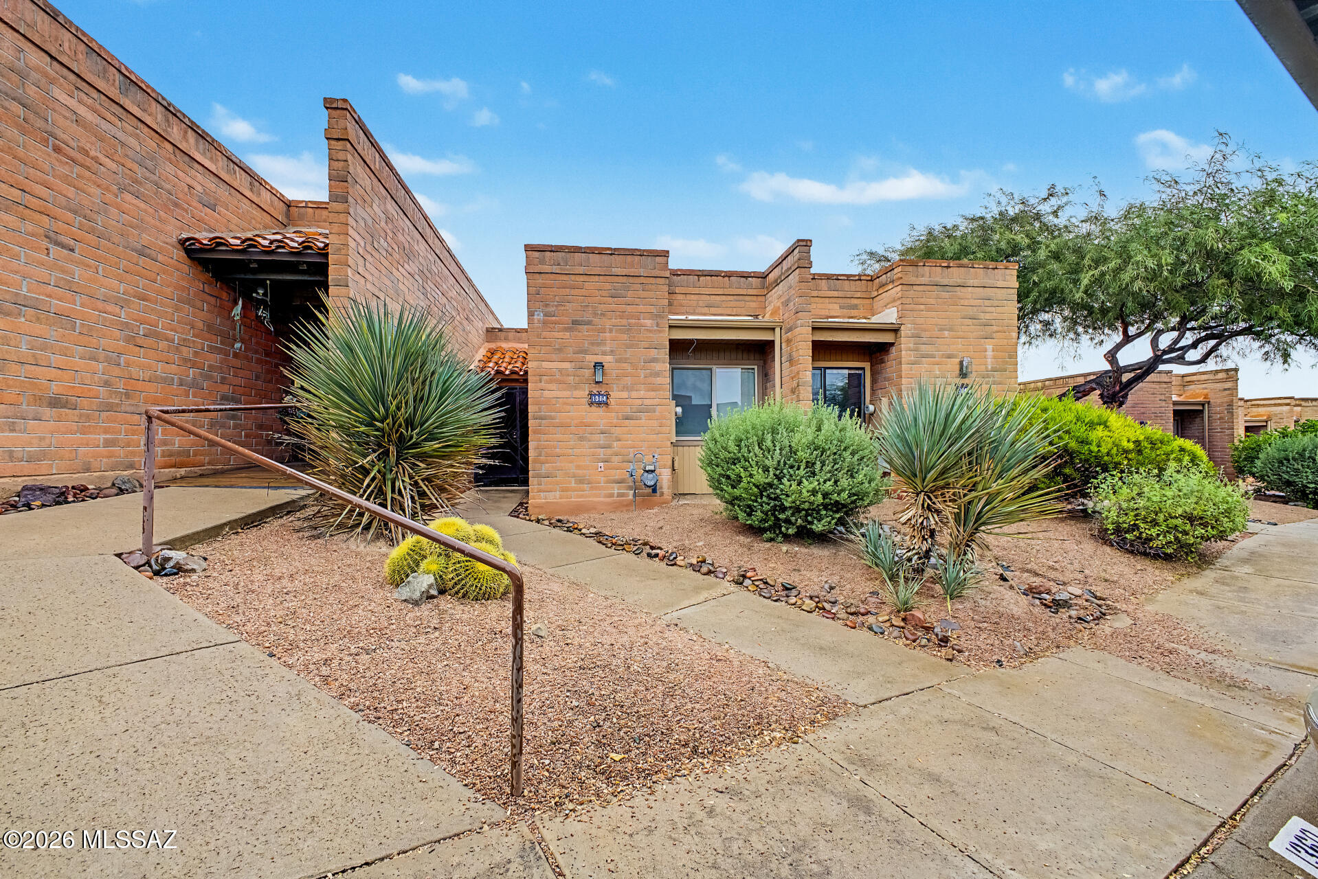 1364 W Desert Hills Drive — photo