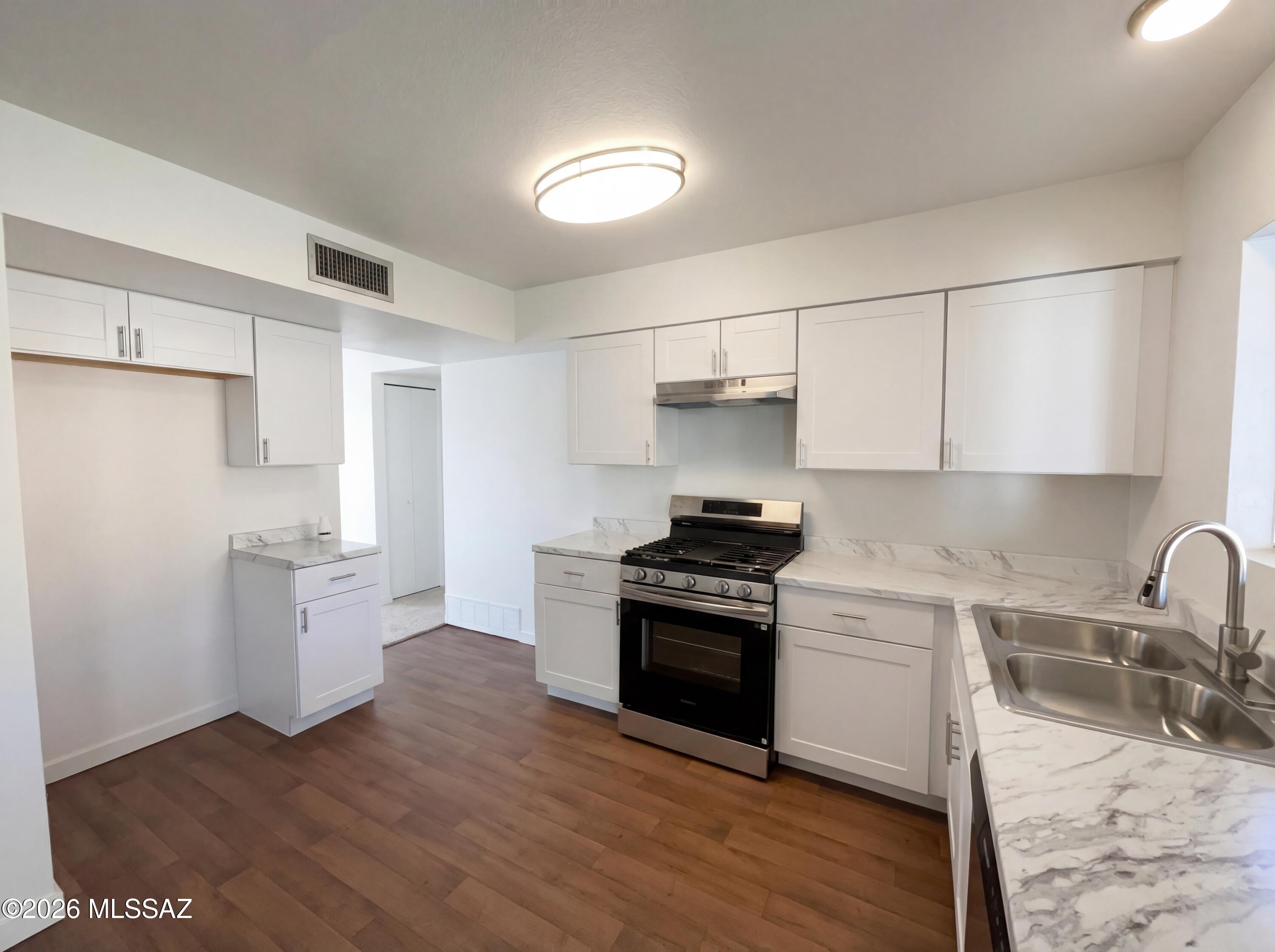1762 W Calle La Paz — photo