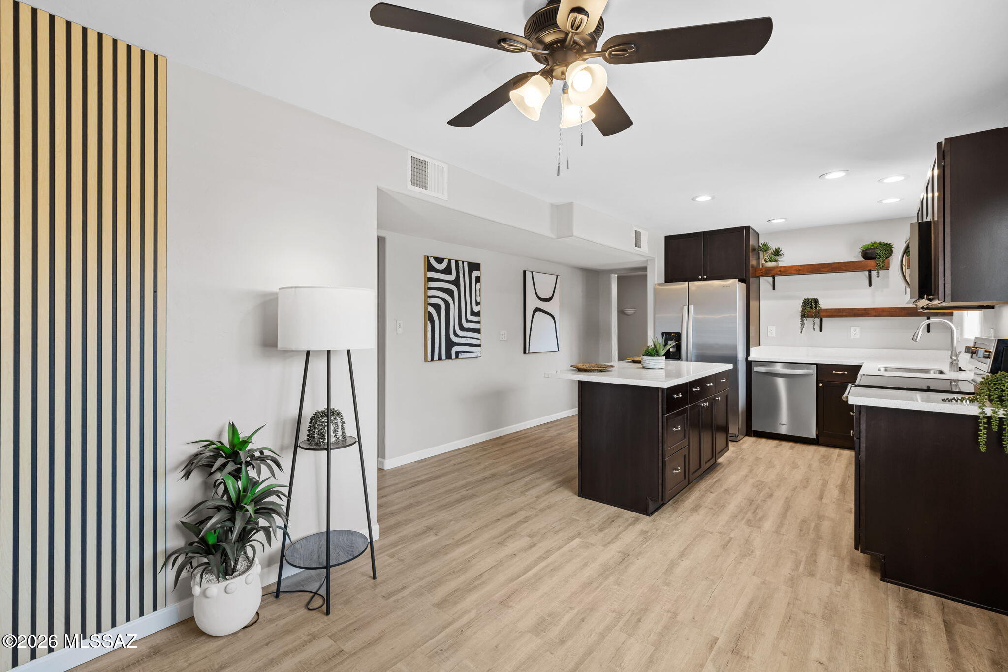 2417 E Blacklidge Drive — photo
