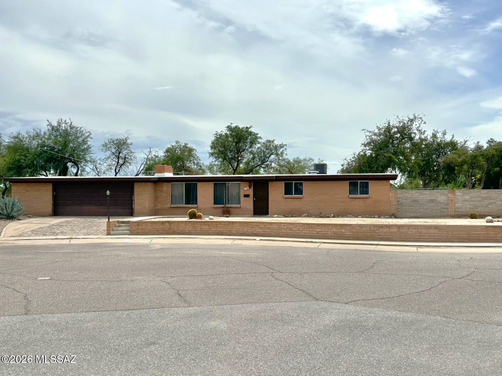 701 W Edgewater Drive — photo