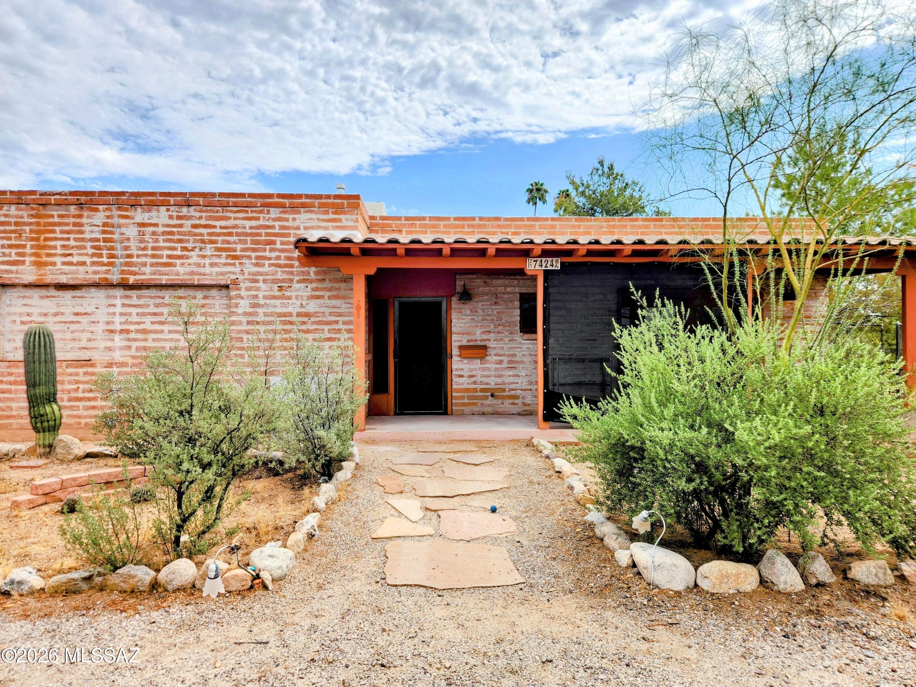 7424 N La Canada Drive — photo