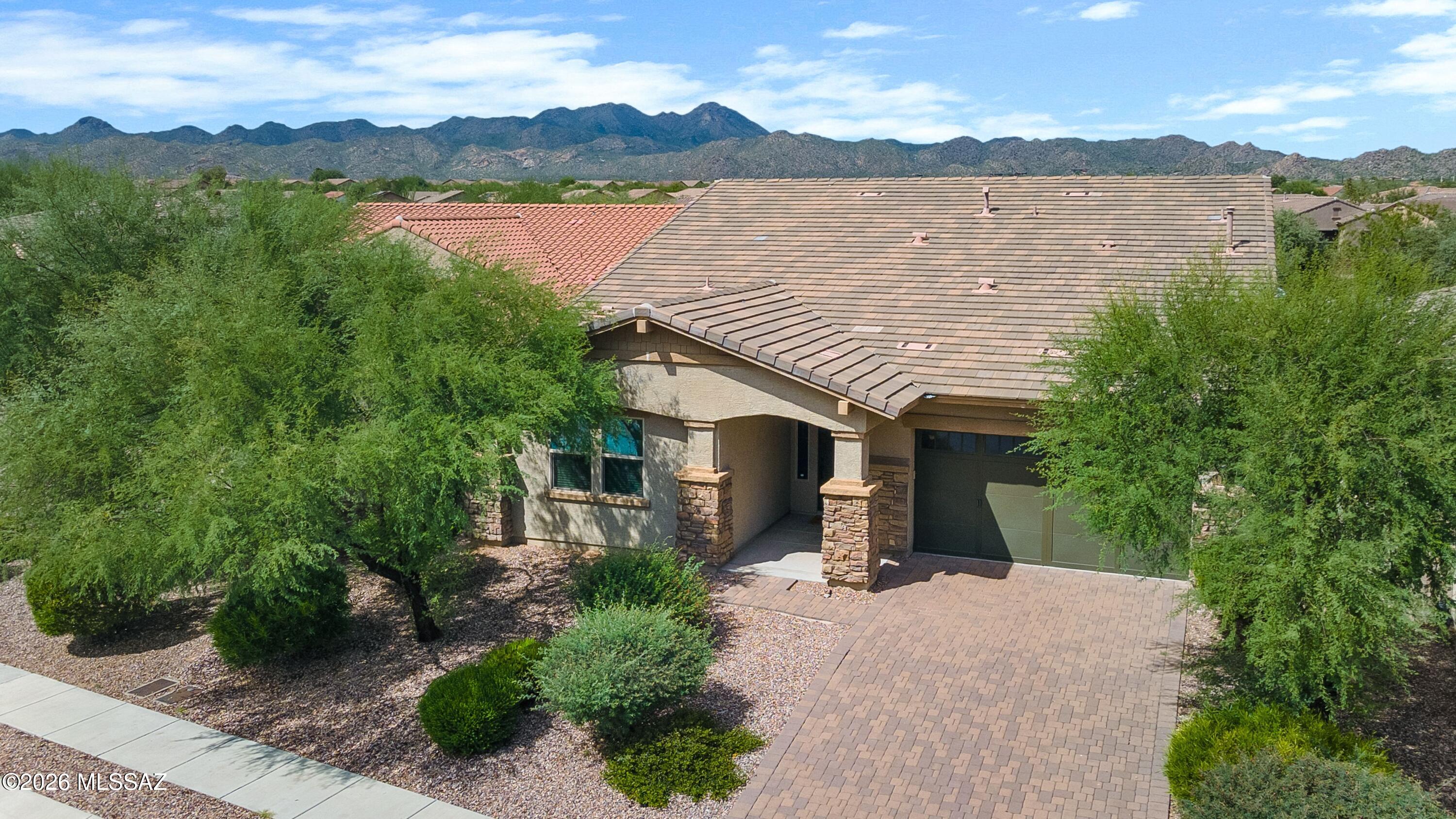 1076 W Desert Firetail Lane — photo
