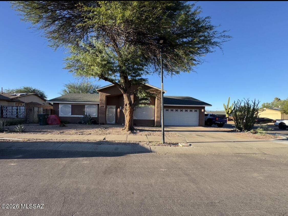 1750 W Mountain Oak Lane — photo