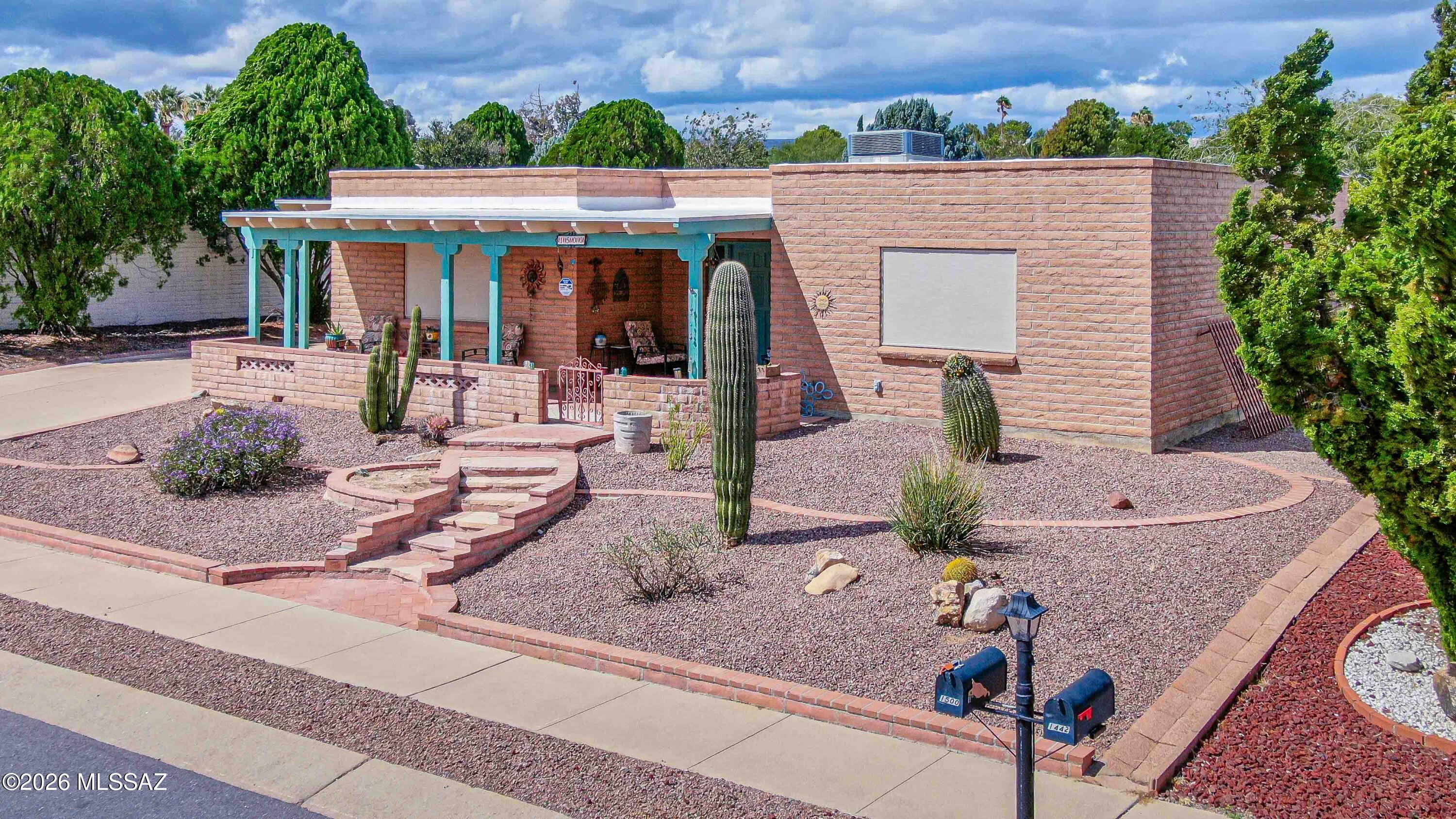 1500 S San Luis — photo