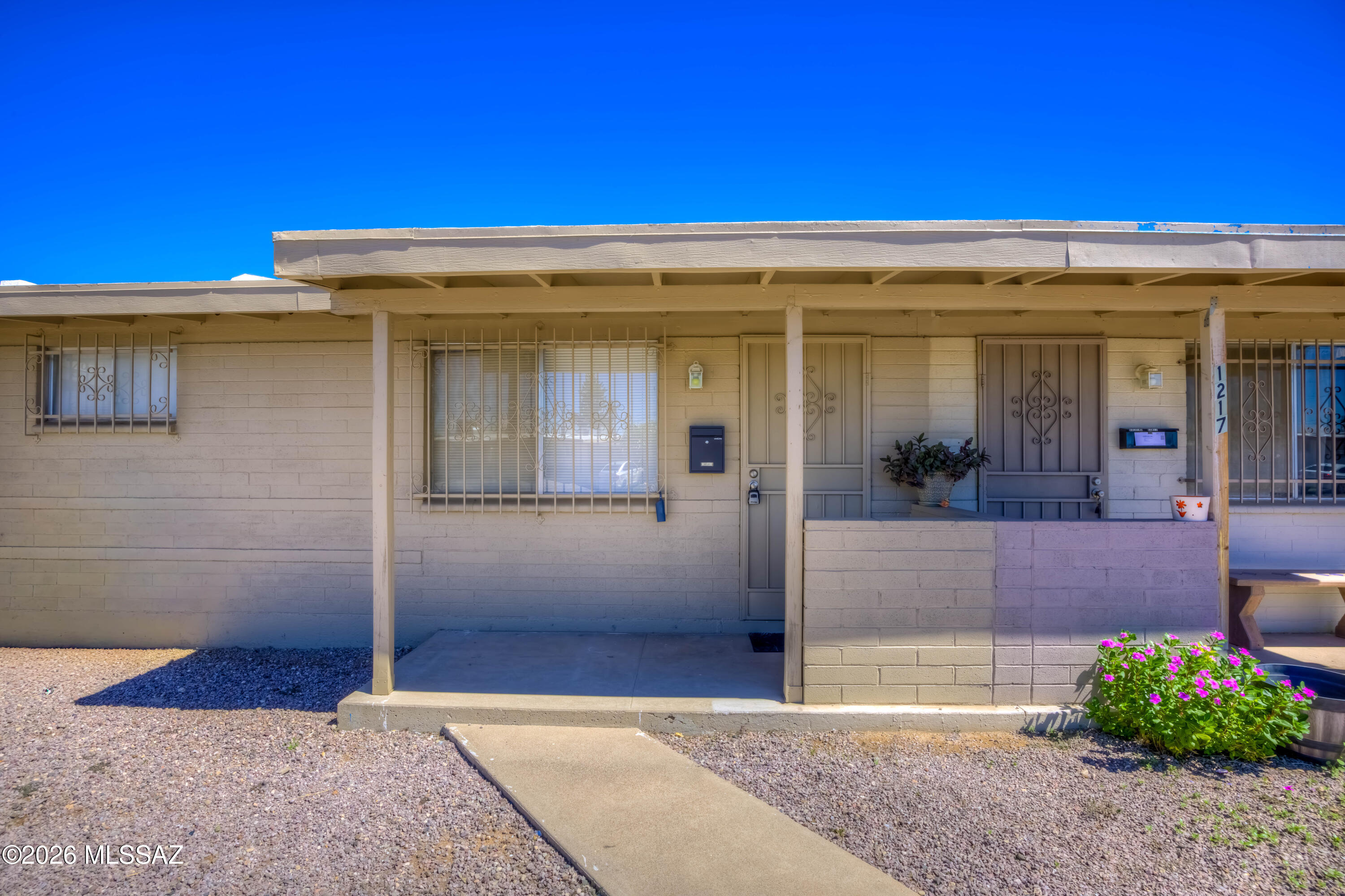 1215 E Kentucky Street — photo