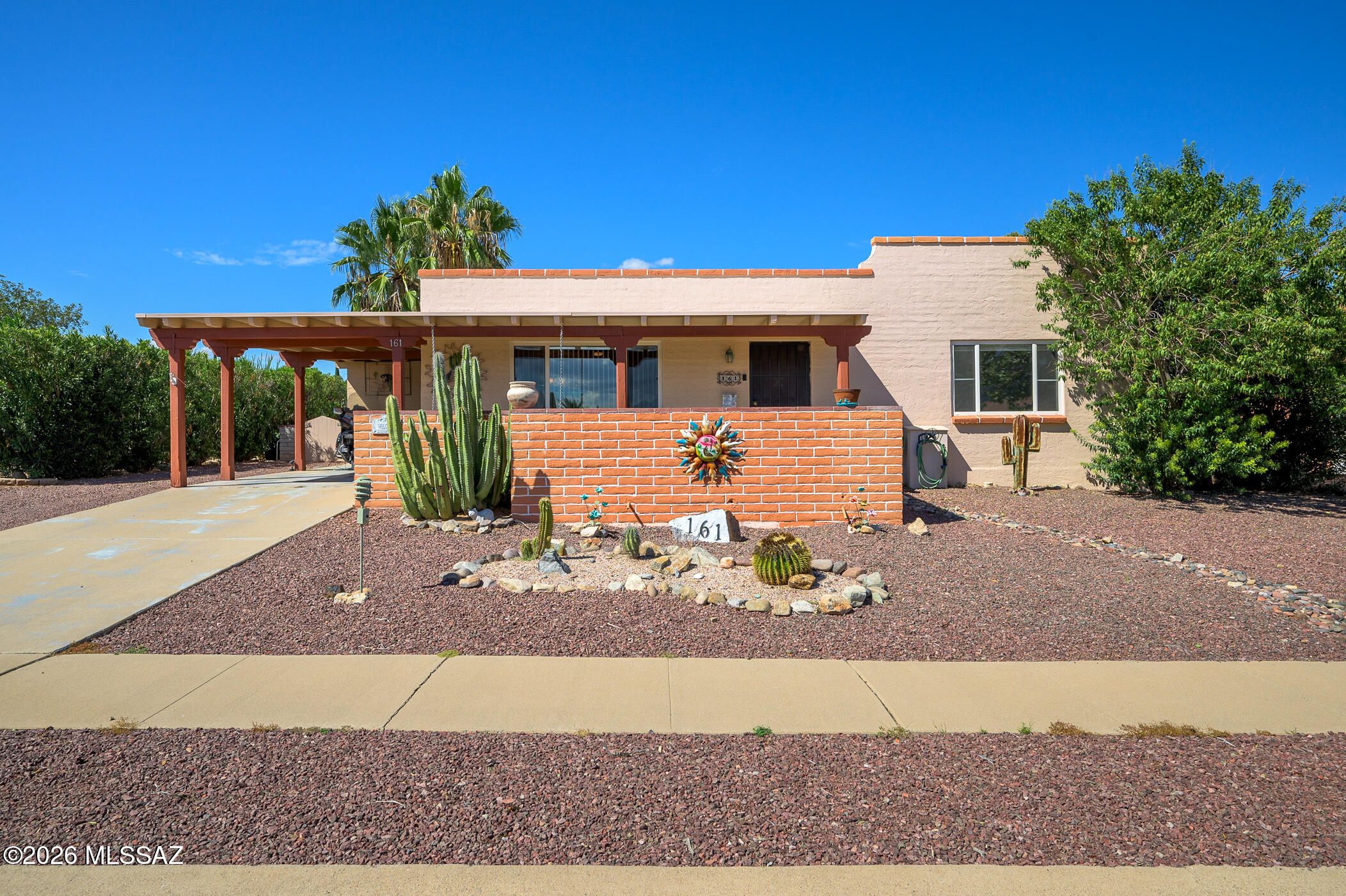 161 E Los Mangos — photo