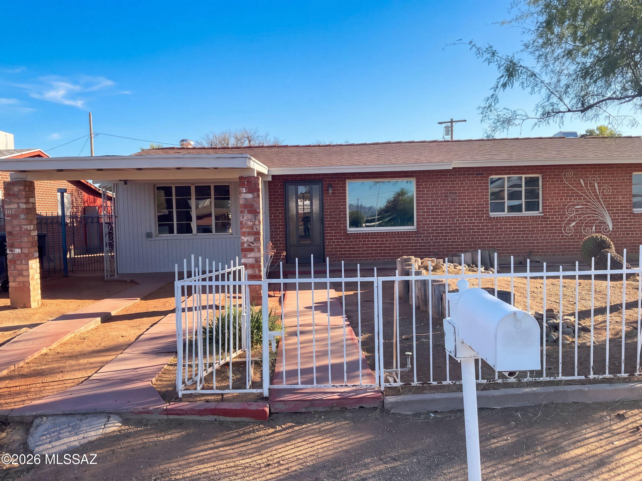 3308 E Silverlake Road — photo