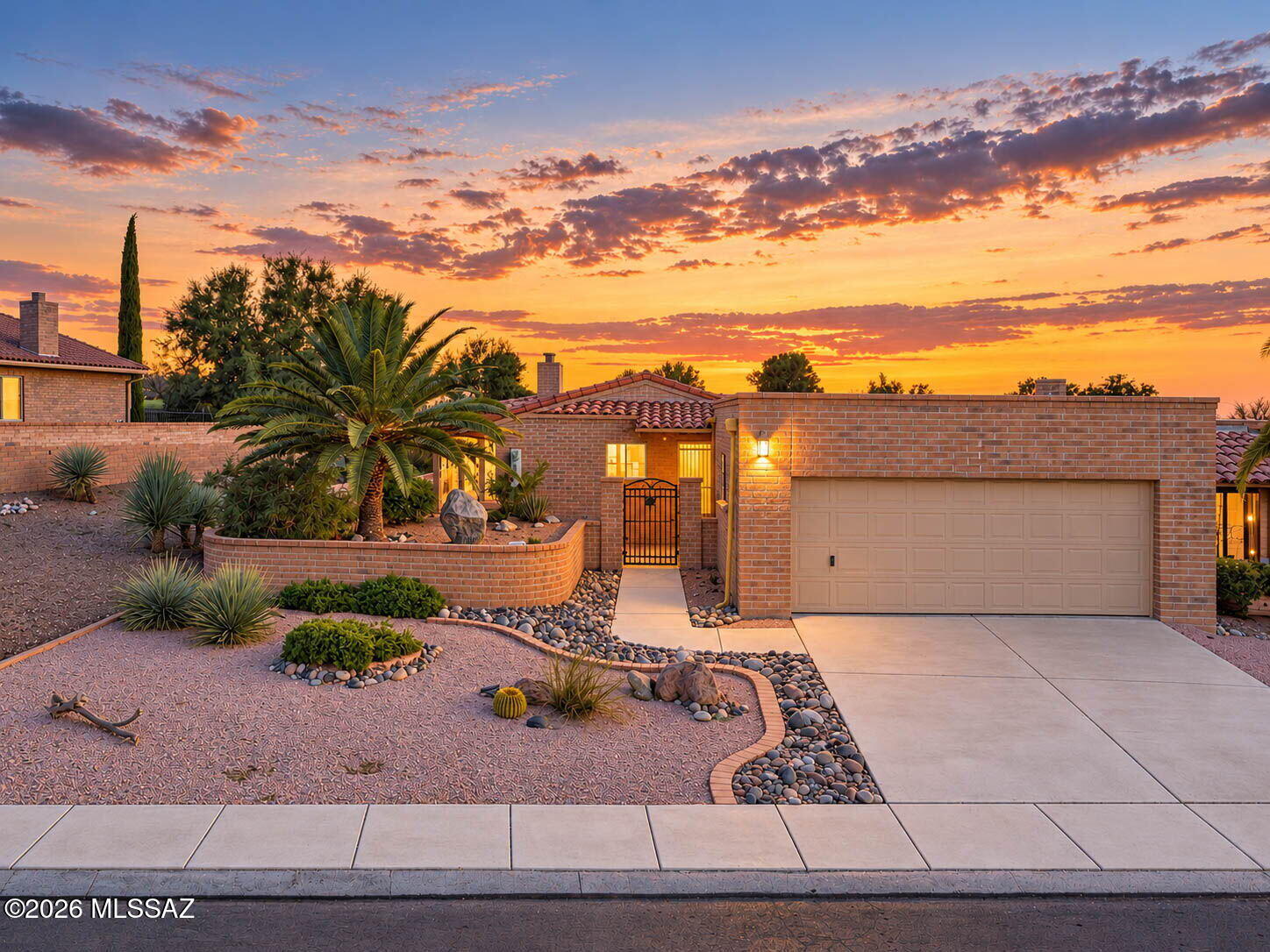 736 W Desert Hills Drive — photo