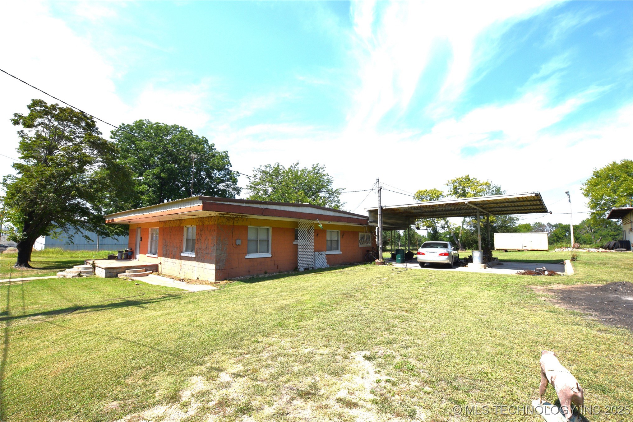 319 E Oak Street — photo