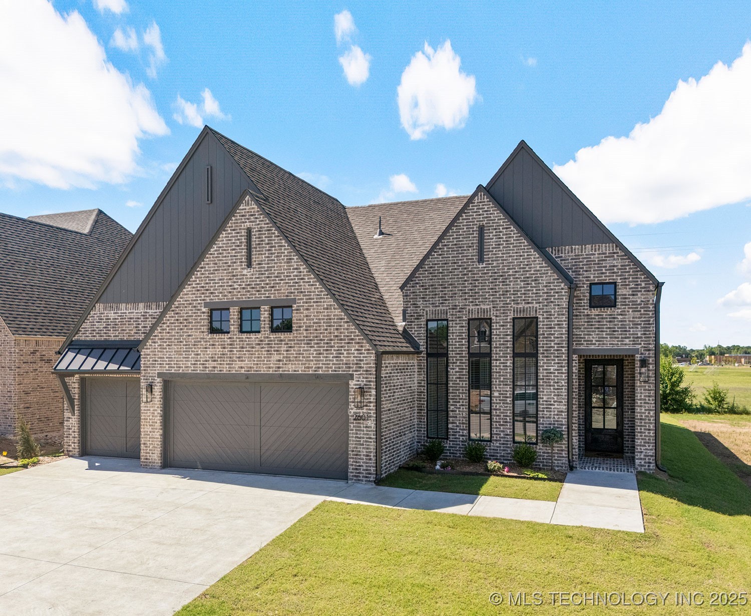2601 W Twin Oaks Street — photo