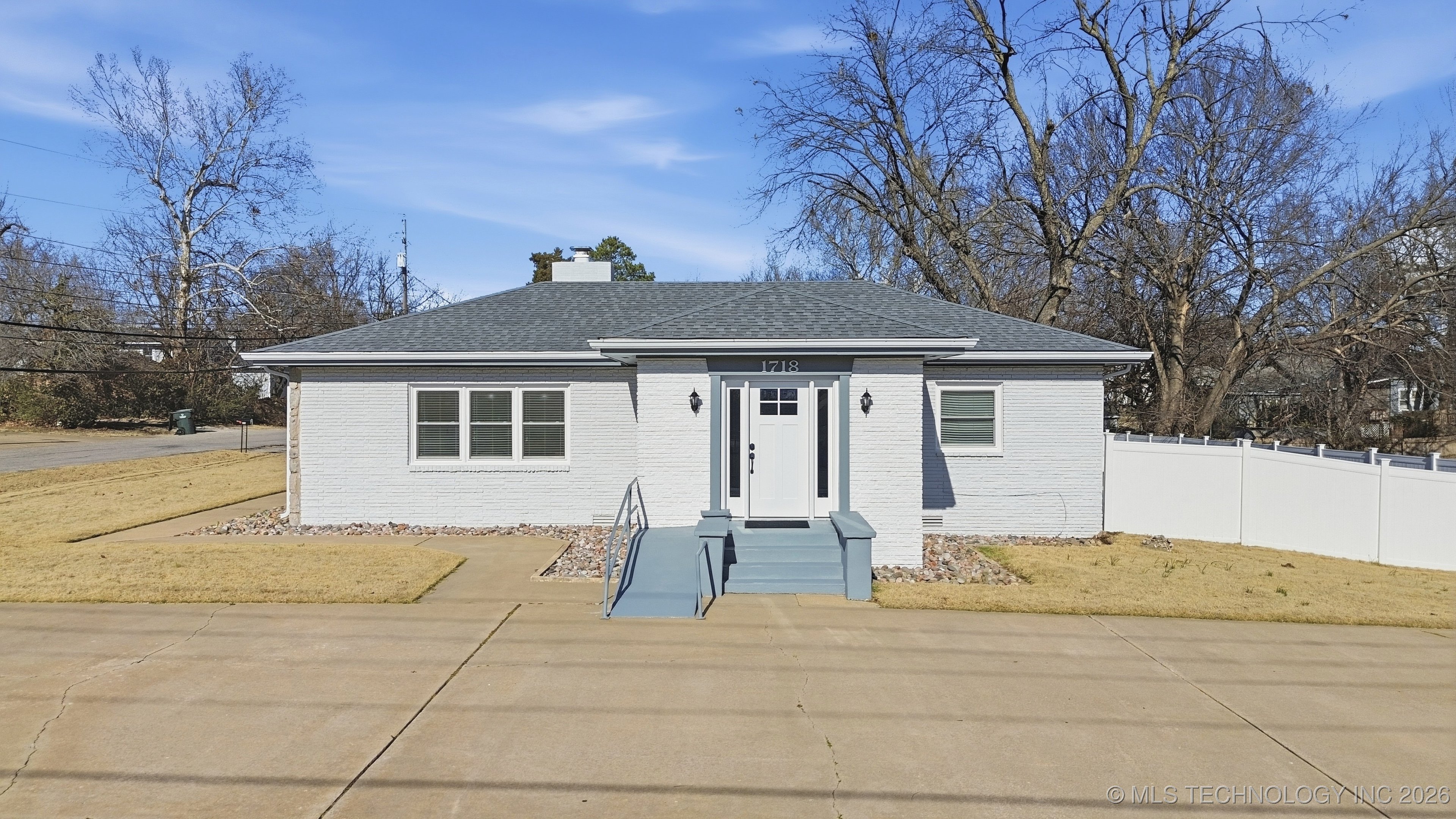 1718 W Broadway Street — photo