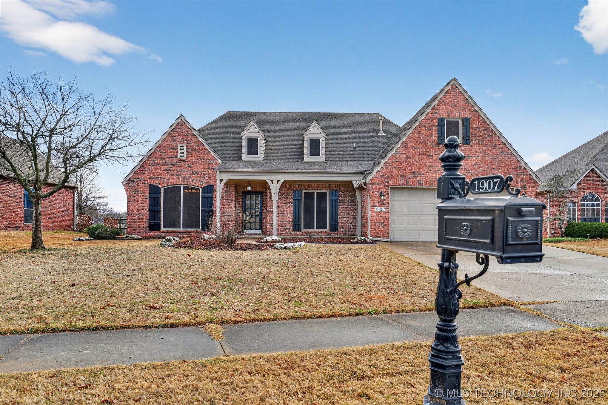 1907 W Rockport Place — photo