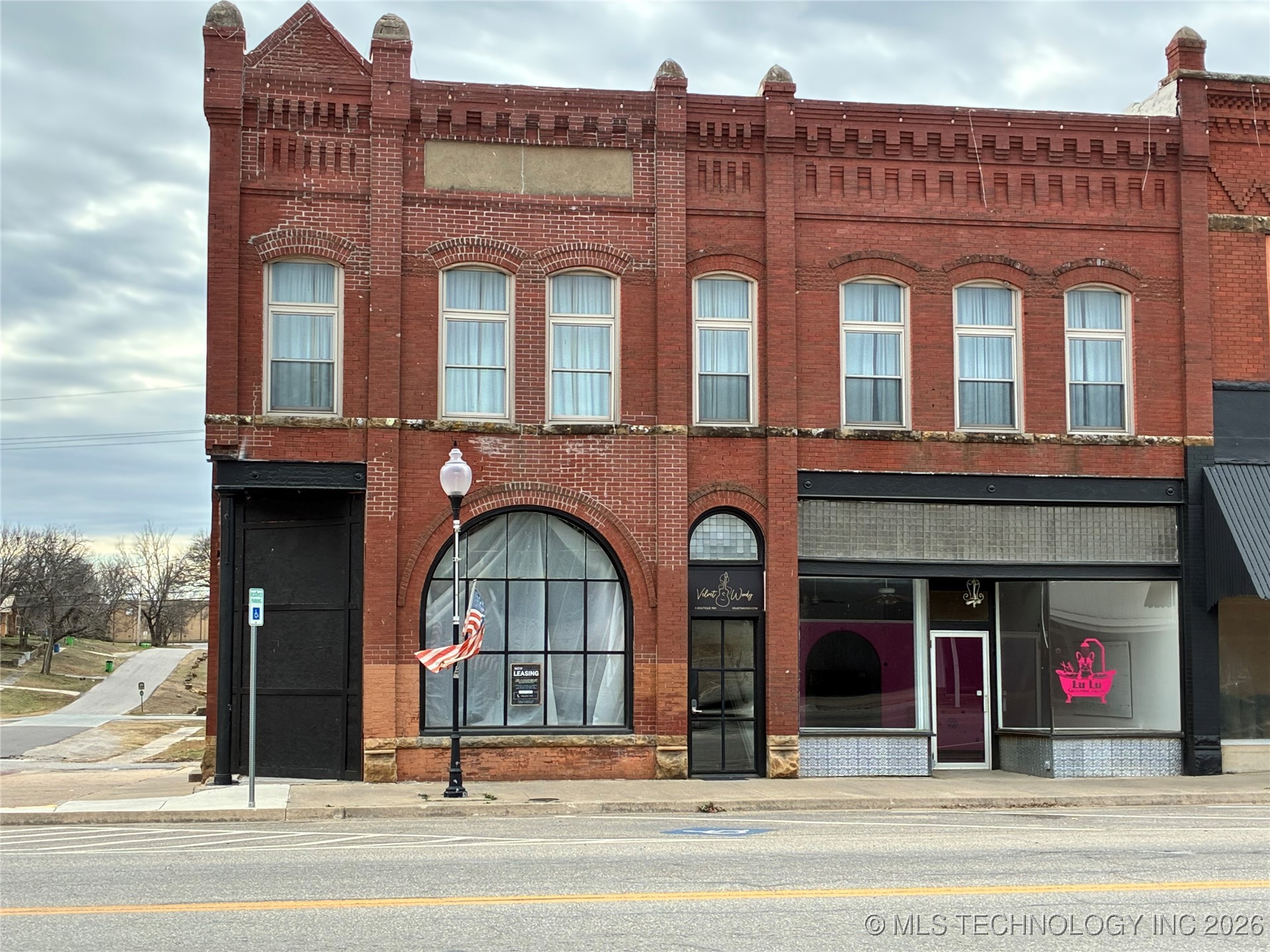 203 W Bdwy — photo
