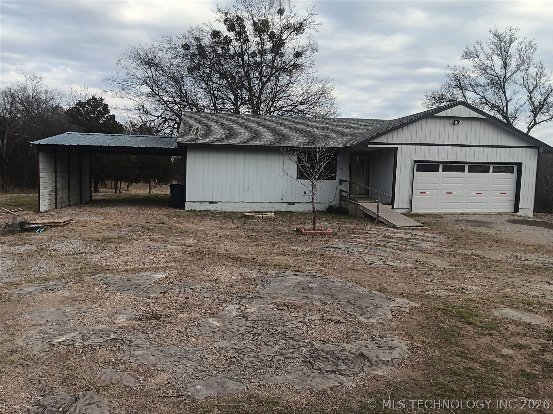 1206 N Lakeside Drive N — photo
