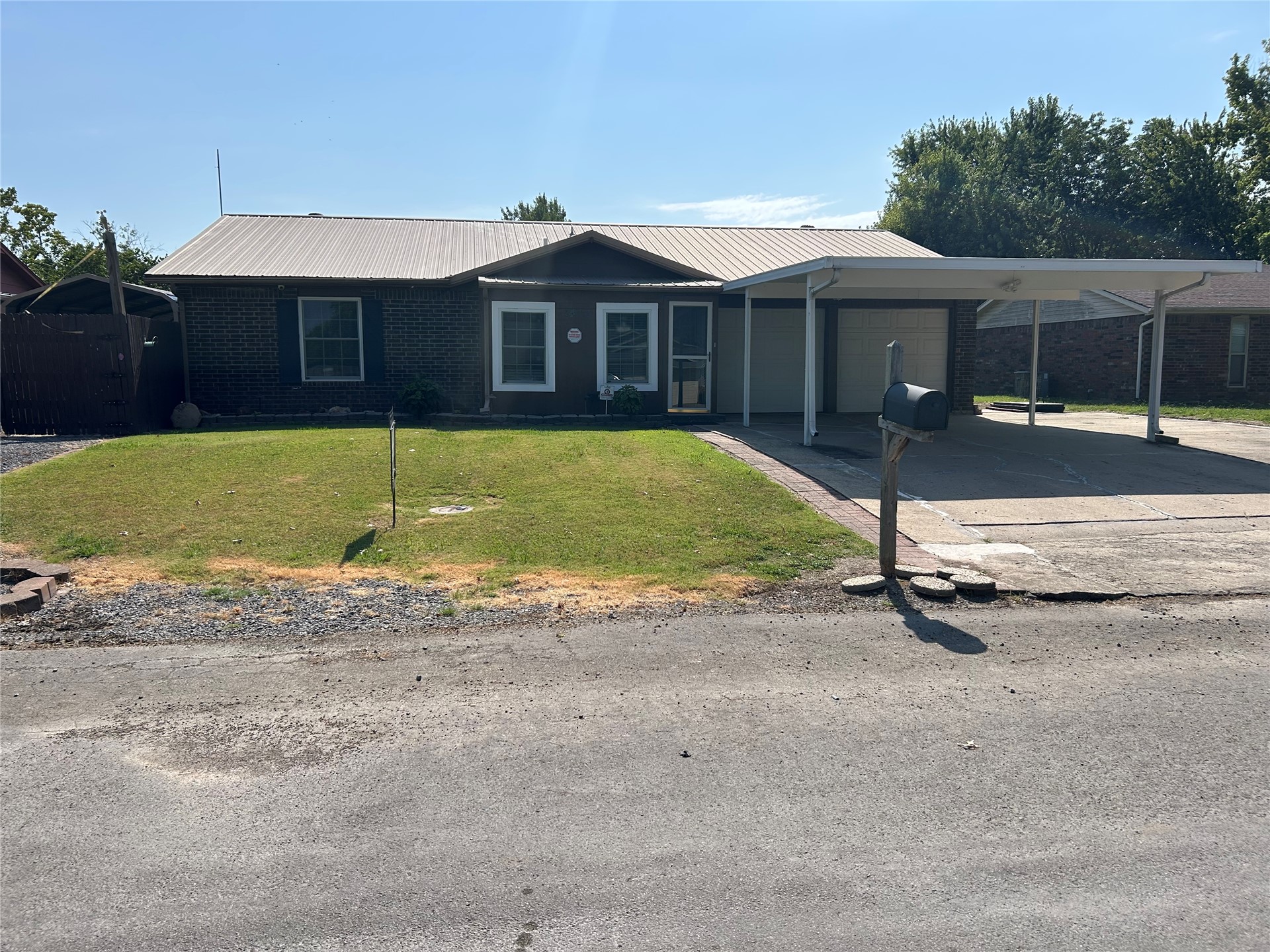 2408 Sarah Lane — photo
