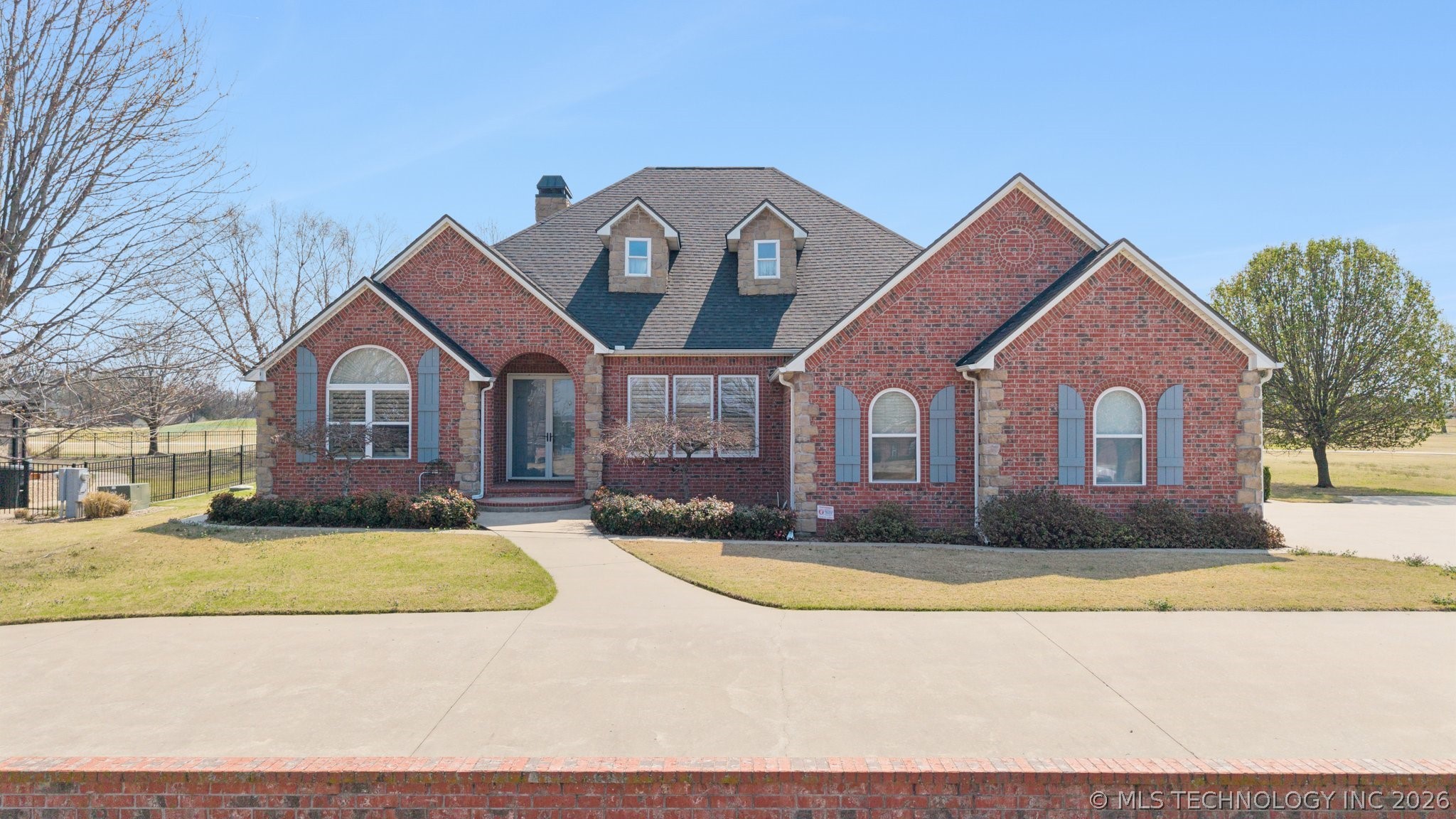 5020 Lake Breeze Road — photo