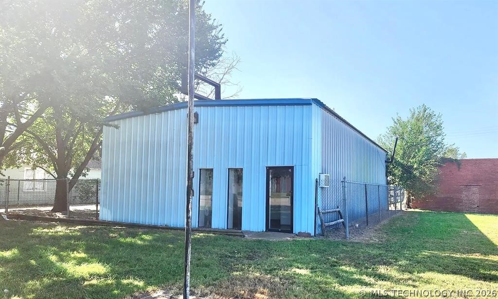 315 W Moses — photo