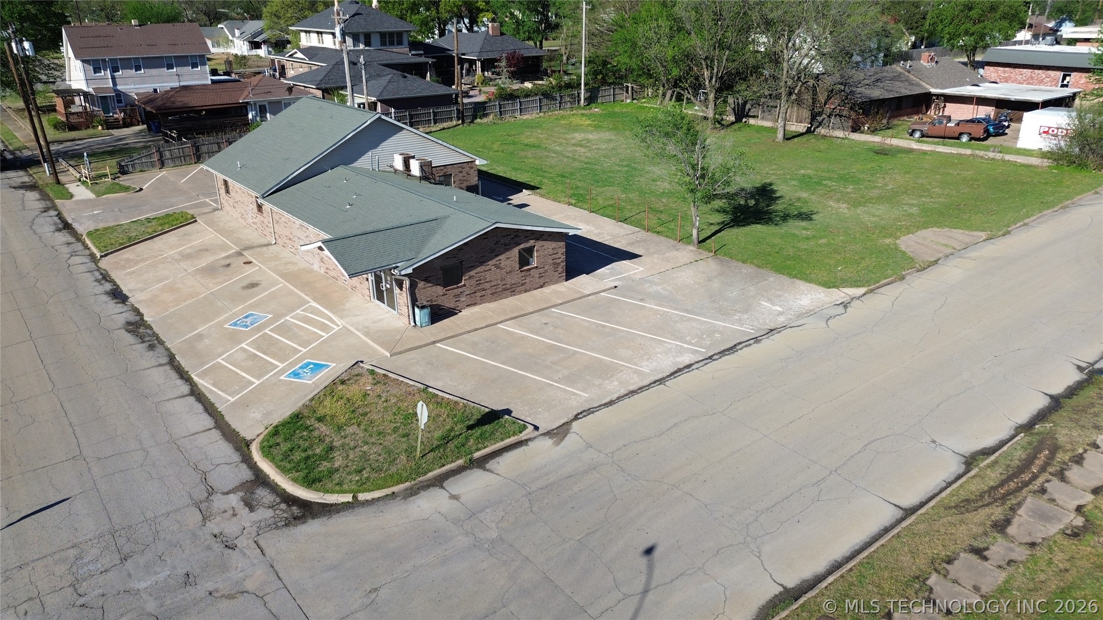 1002 E Cherry Street, Cushing, OK 74023 — photo 2