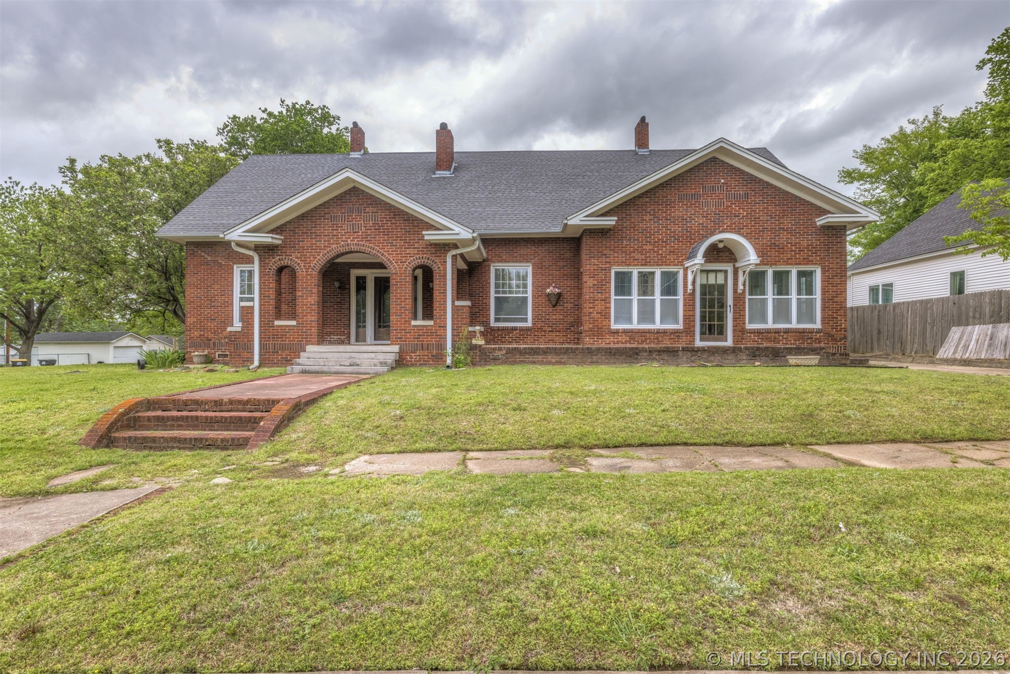 221 W Pecan Street — photo
