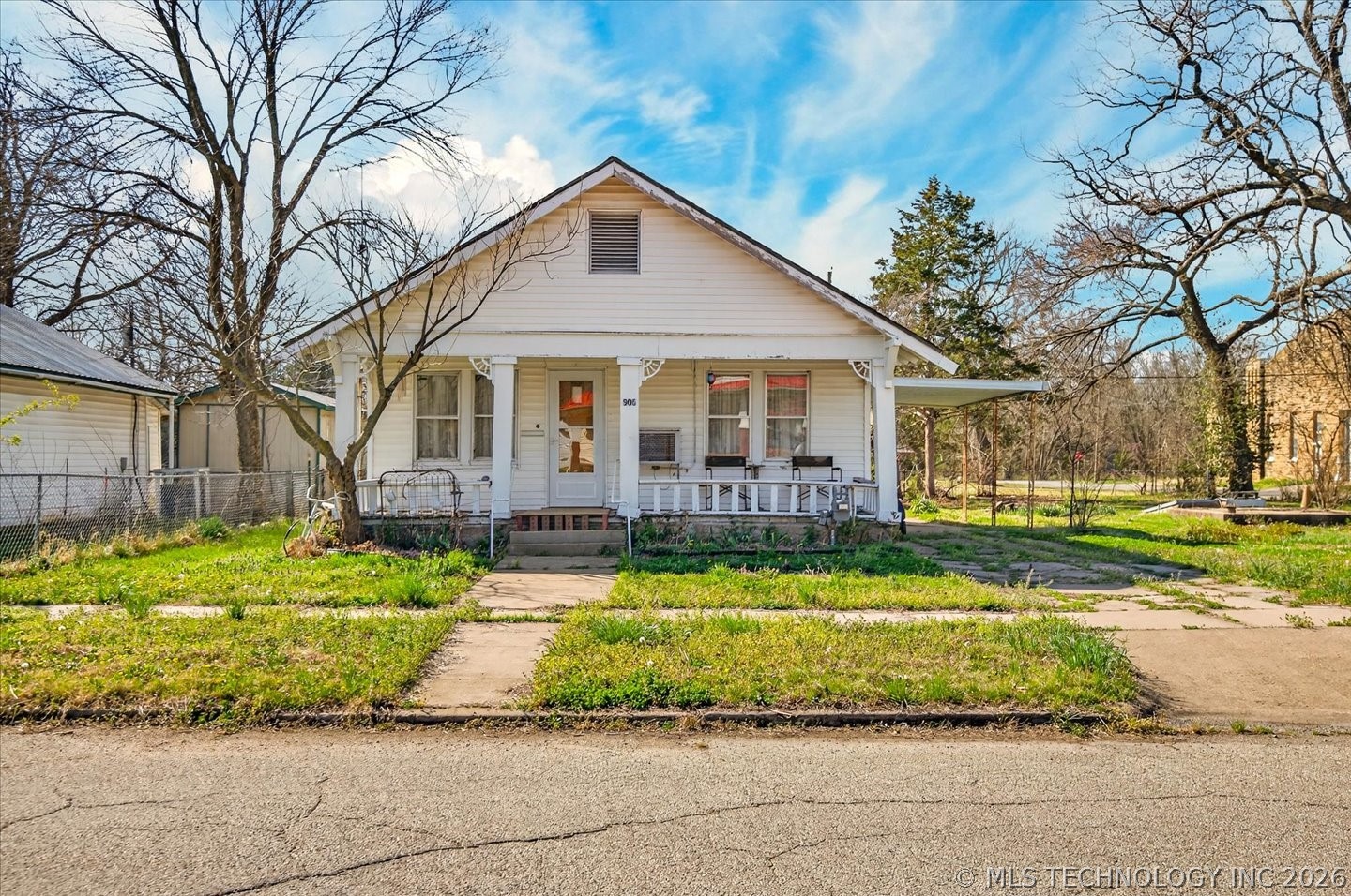 906 E 9th Street — photo