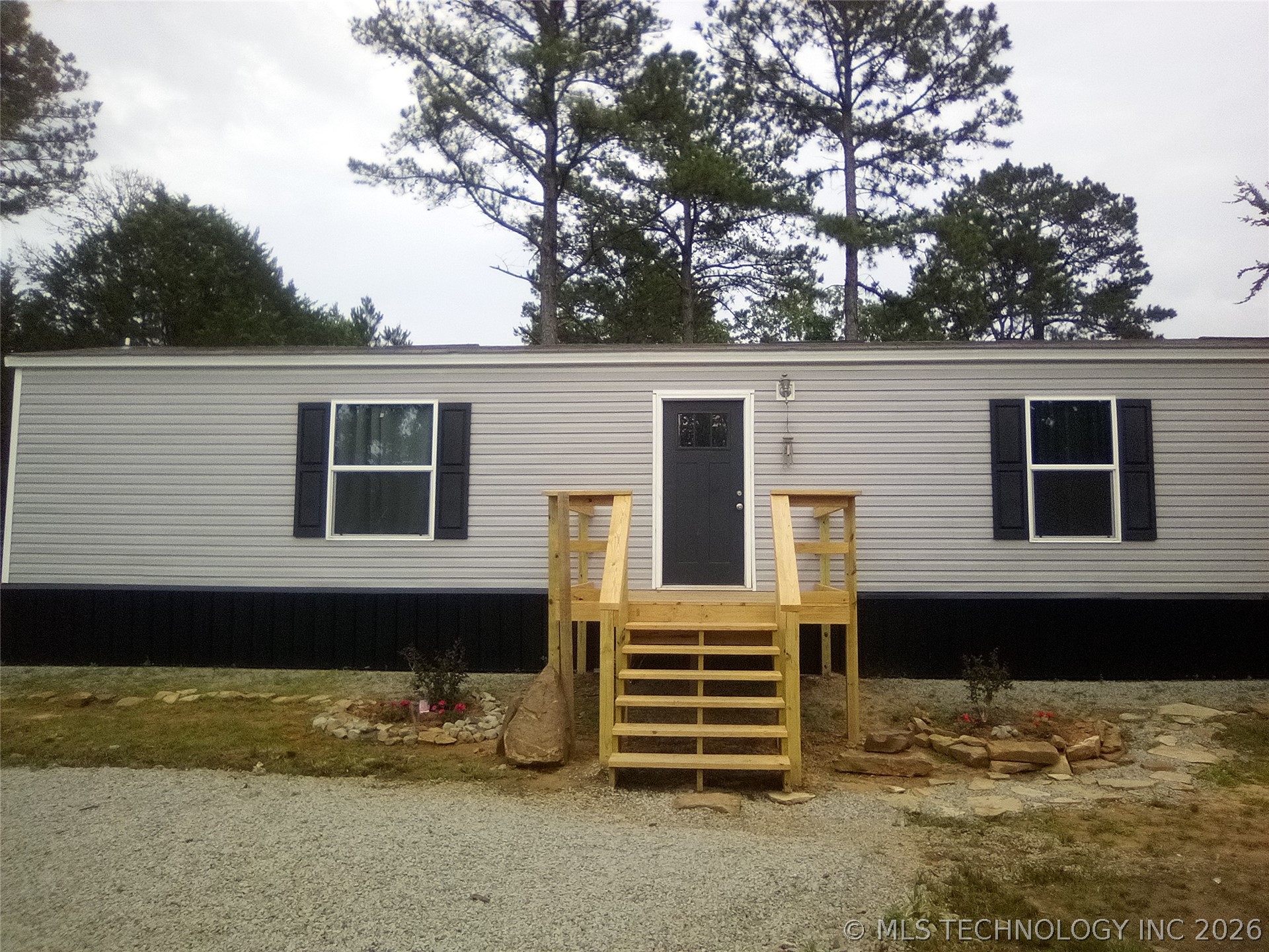 21 County Line Road E — photo