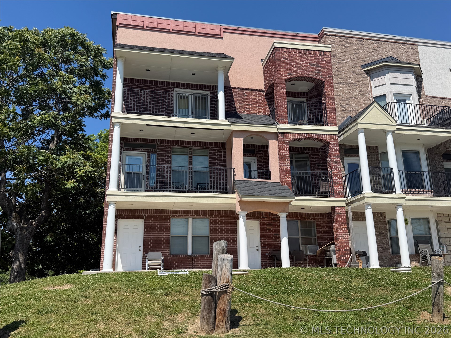 336 Lakeshore 336 — photo