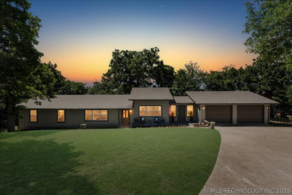 2578 W Hillcrest Drive — photo
