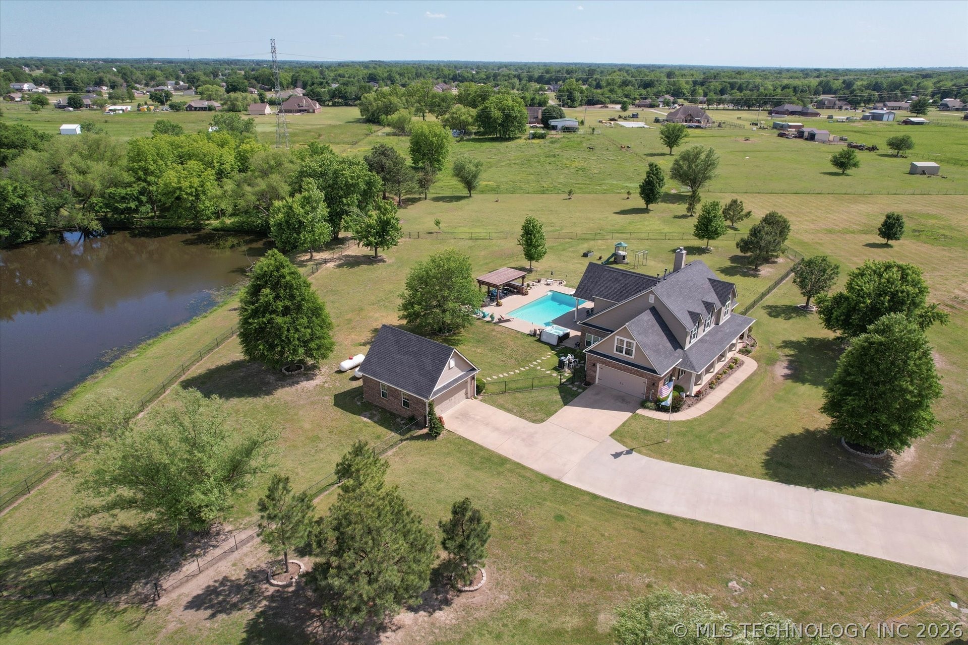 2406 E Fairfield Court — photo