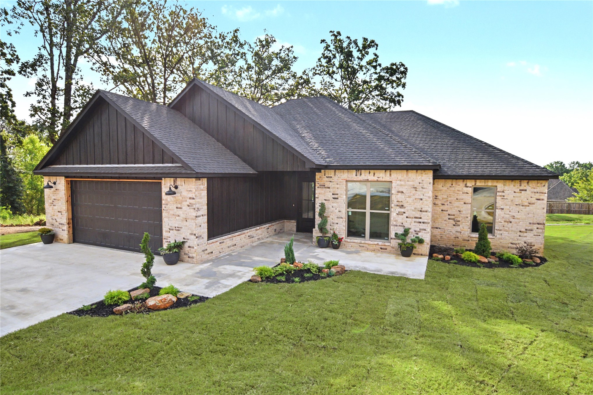685 Woodlands Drive — photo