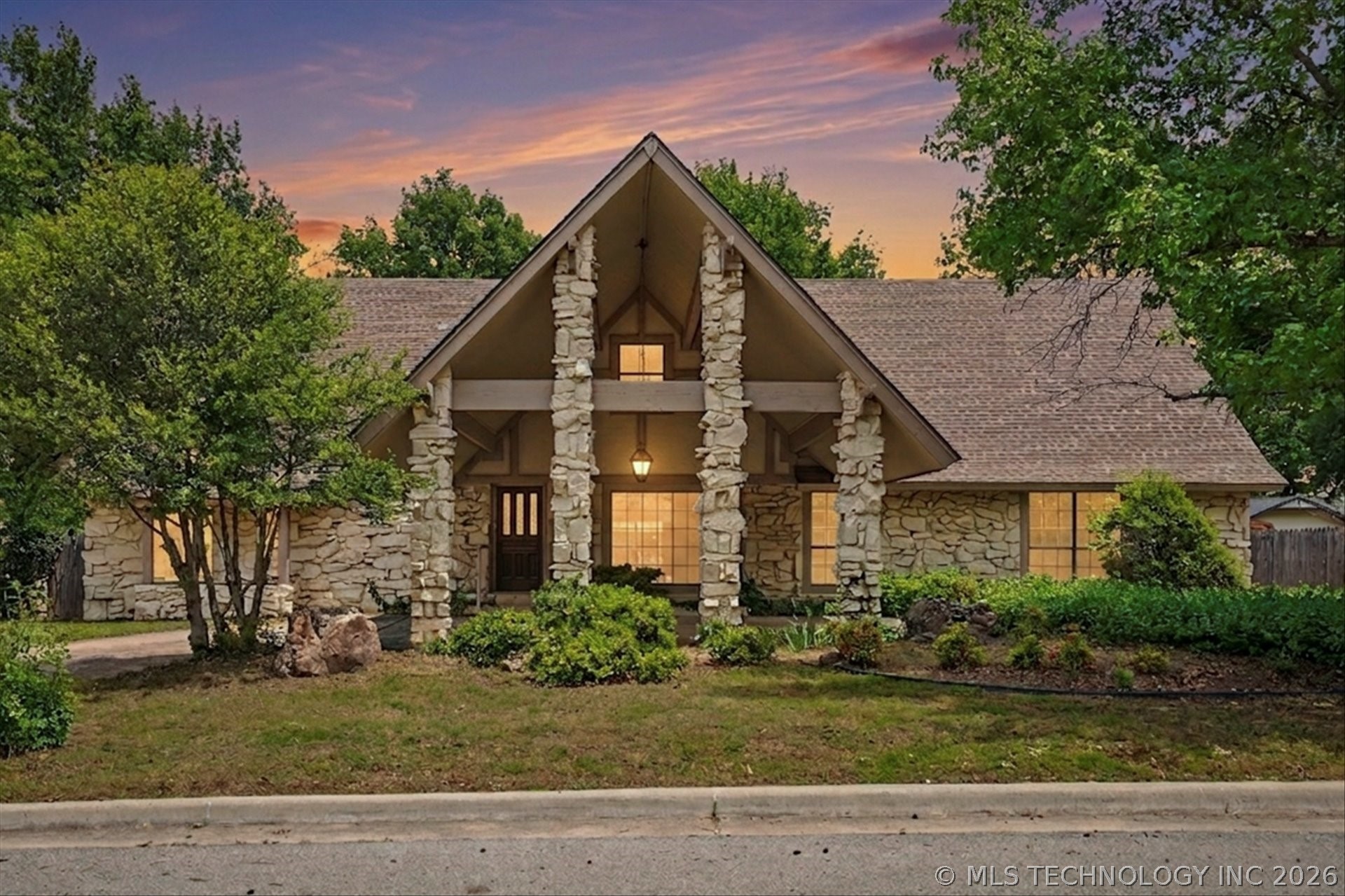 105 Mockingbird Lane — photo