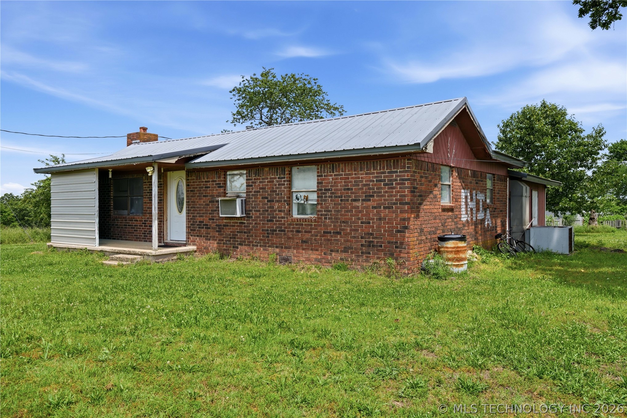 471089 E 670 — photo