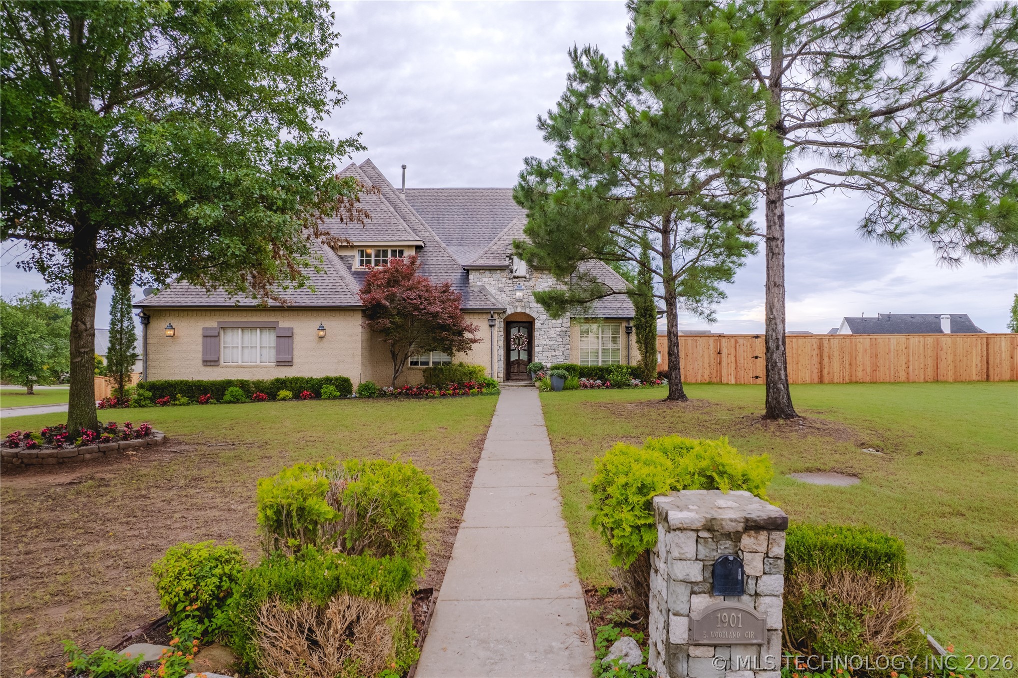 1901 E Woodland Circle — photo