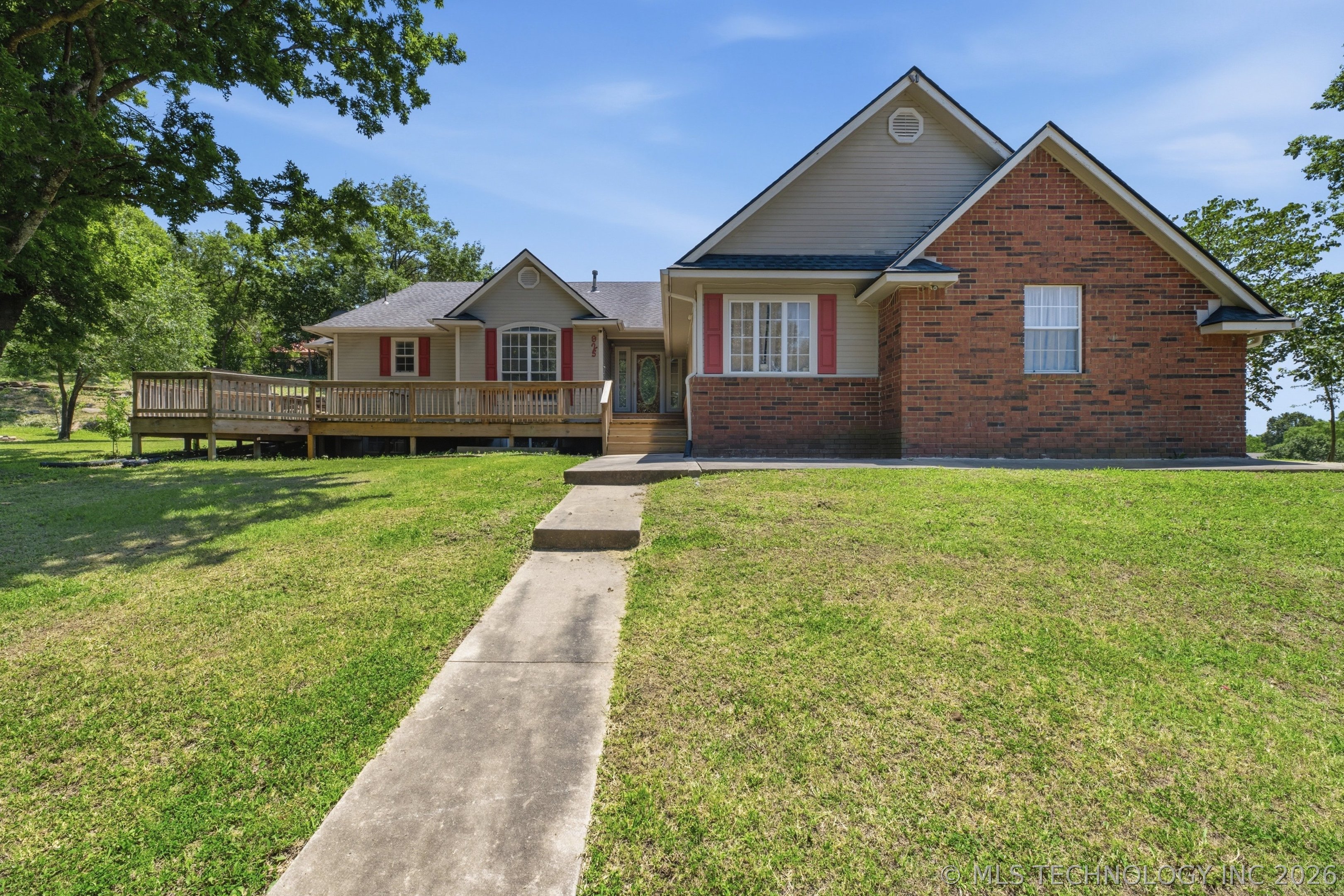 925 N Woodview Drive — photo