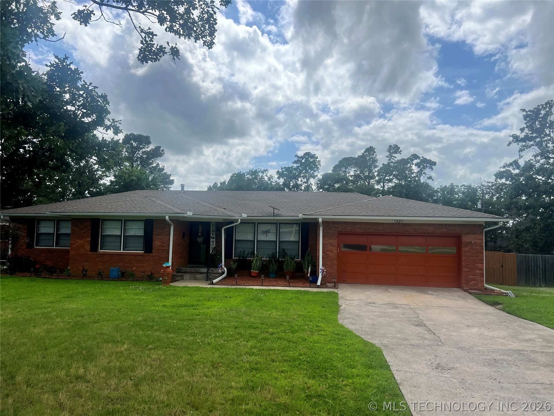 1221 Country Club — photo