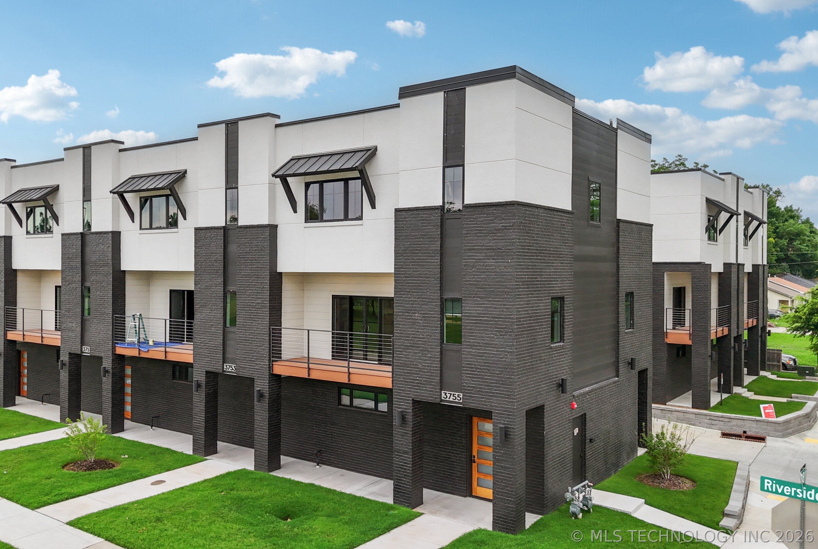 3755 S Riverside Drive 3755 — photo