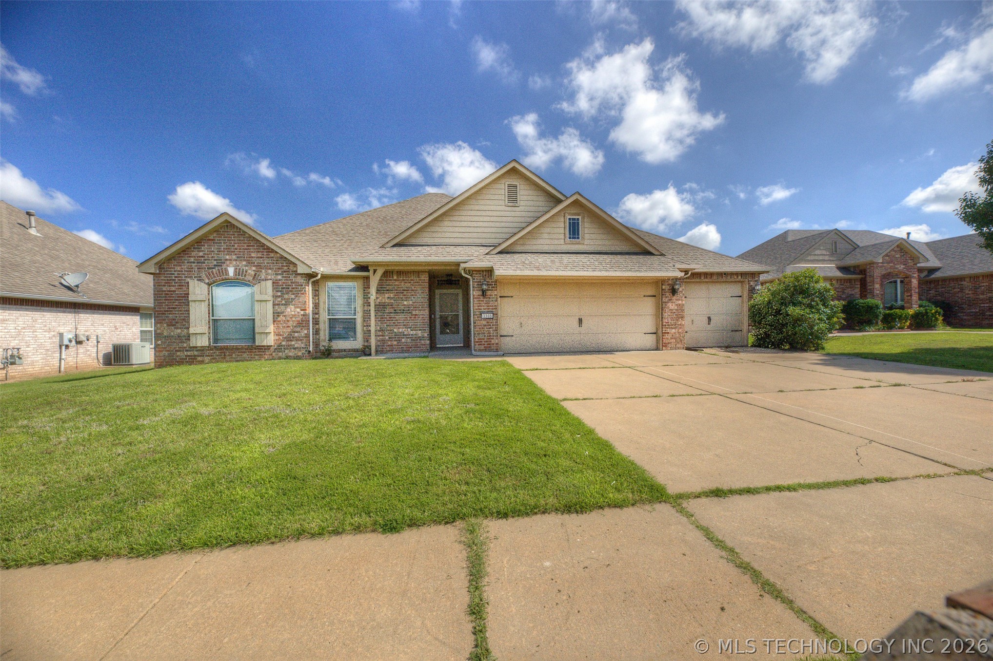 3318 E Fairmont Place — photo