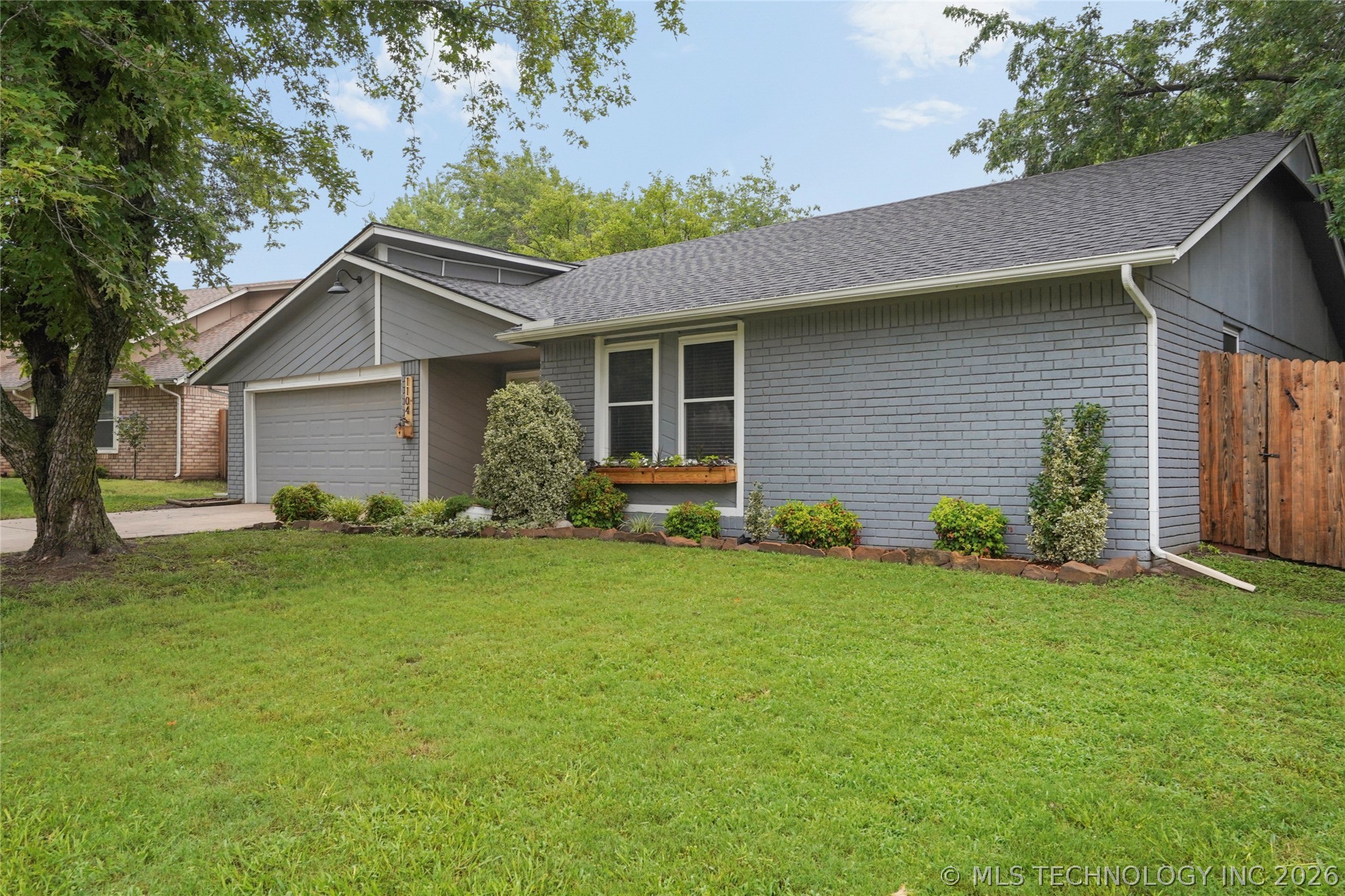 1104 W Waco Street — photo