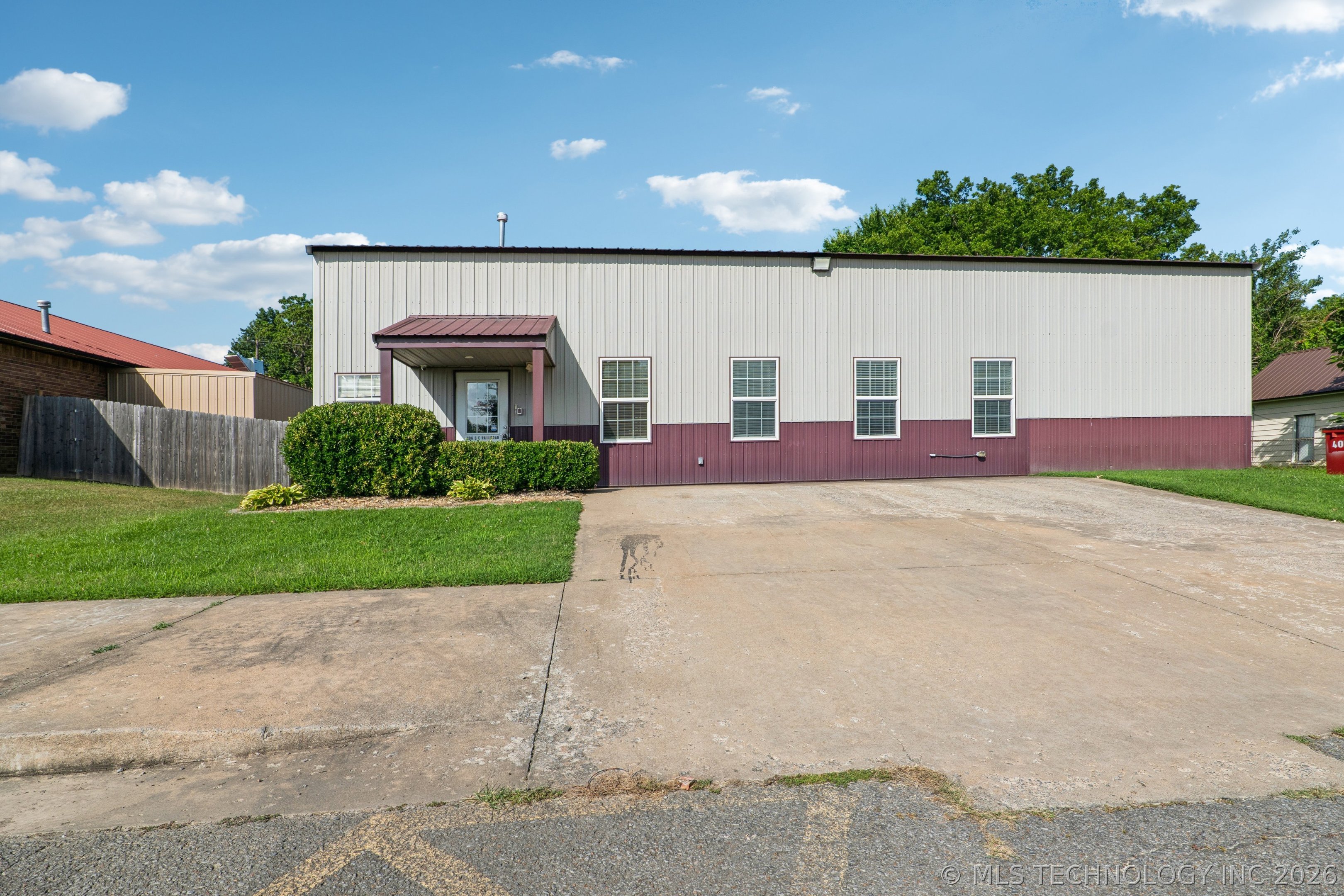206 SE Railroad Street — photo