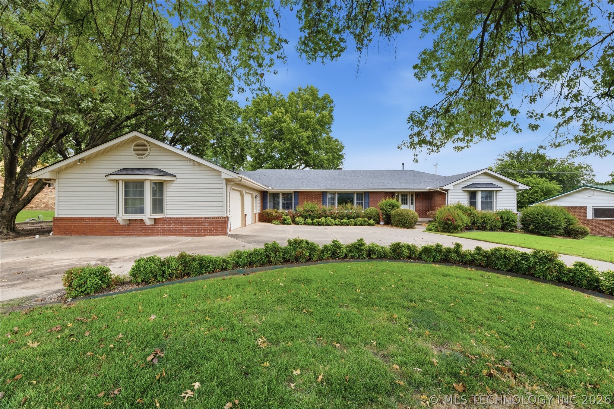 820 W Davis Drive — photo
