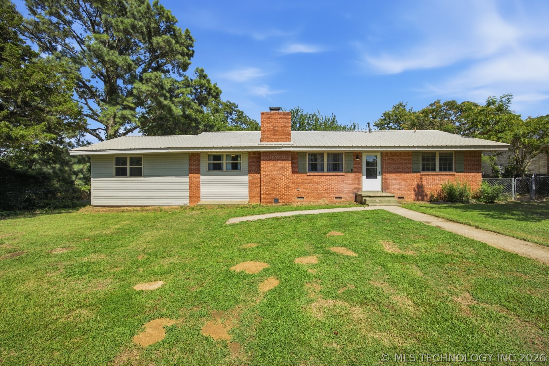 696 N Hickory Street — photo