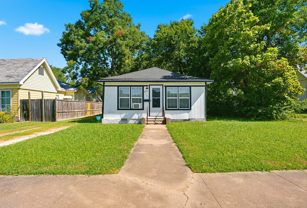 816 E 9th, Ada, OK 74820 — photo 2