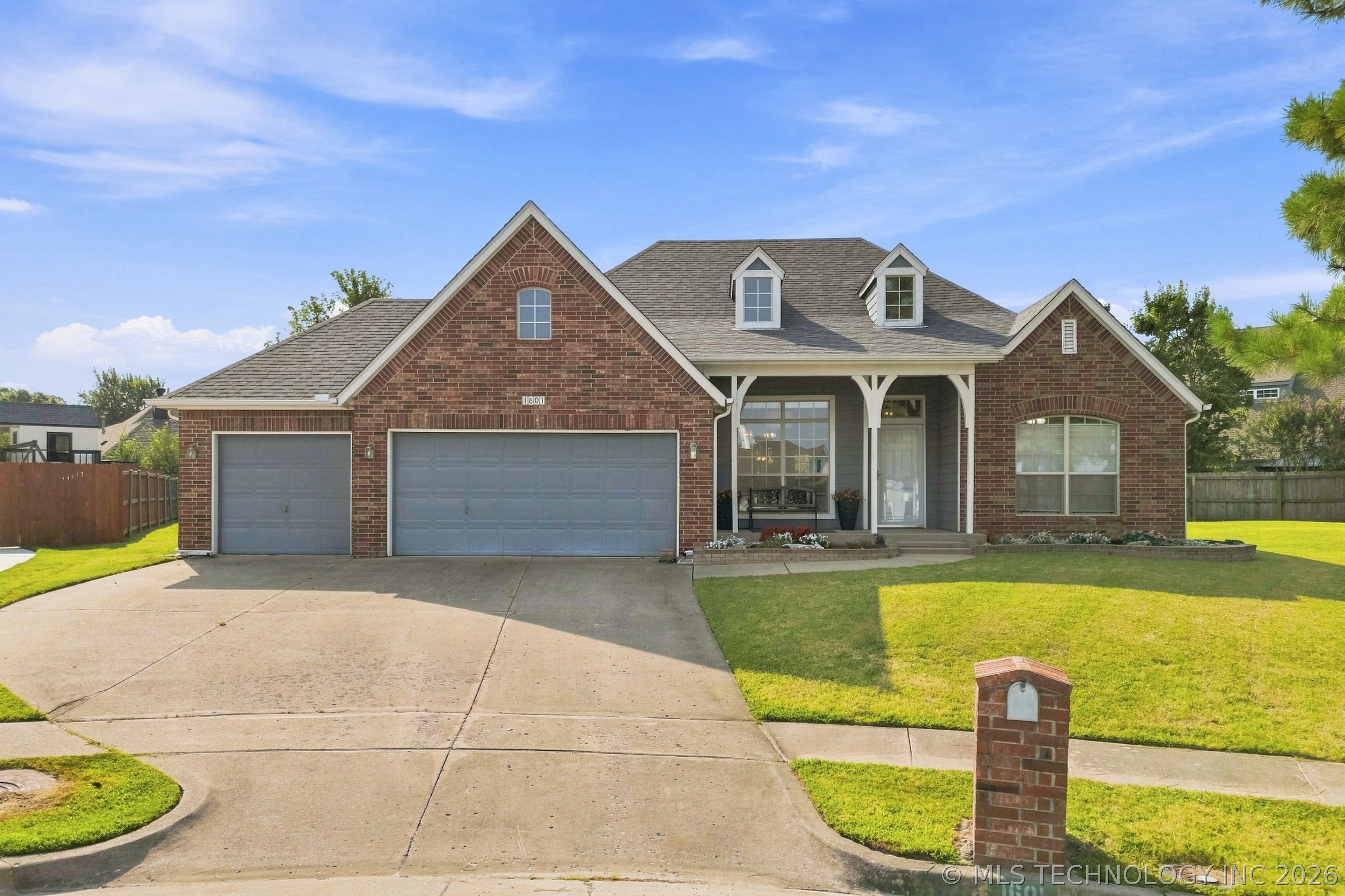 1601 W Waco Street — photo