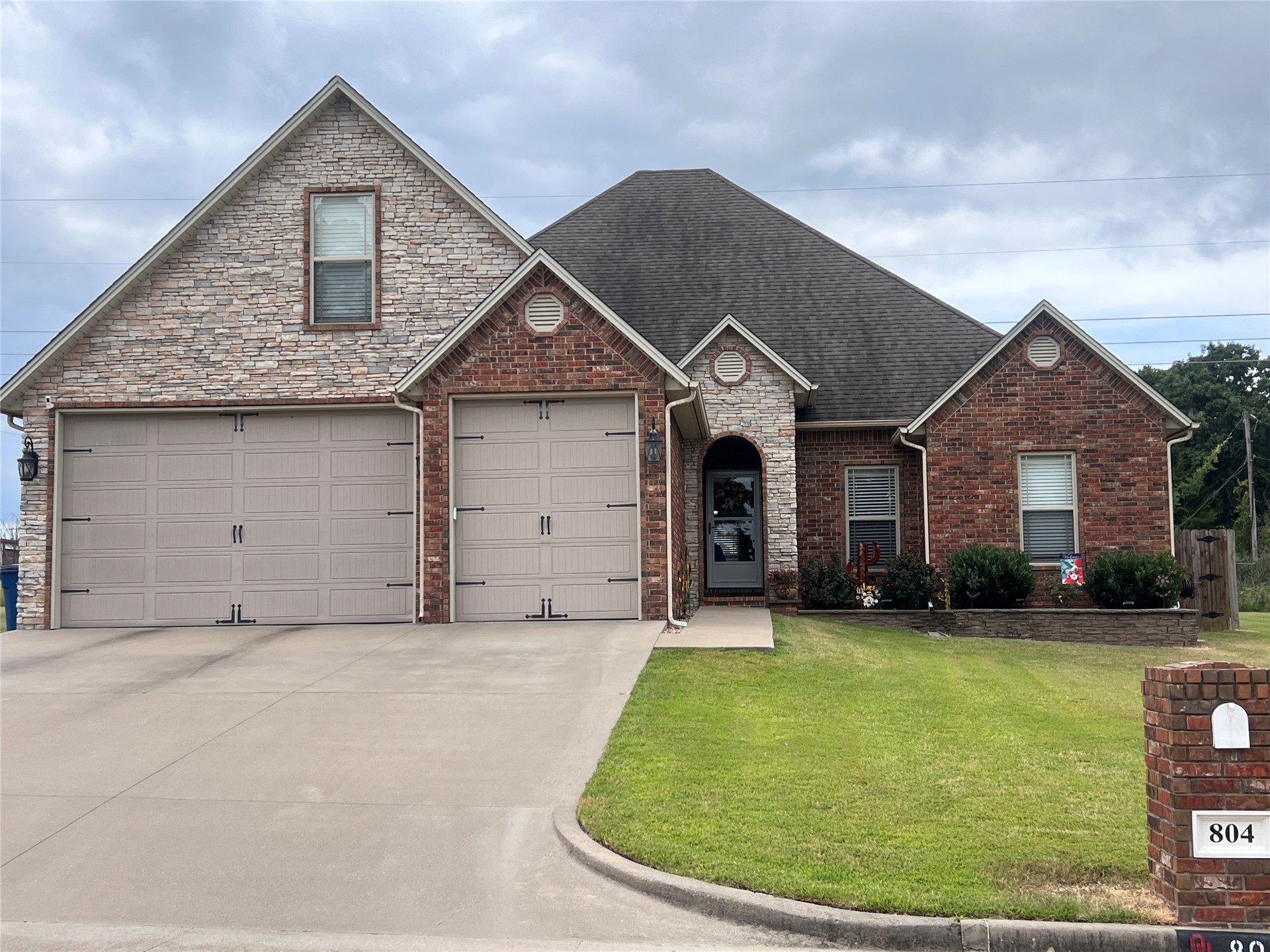 804 Great Oaks Drive — photo